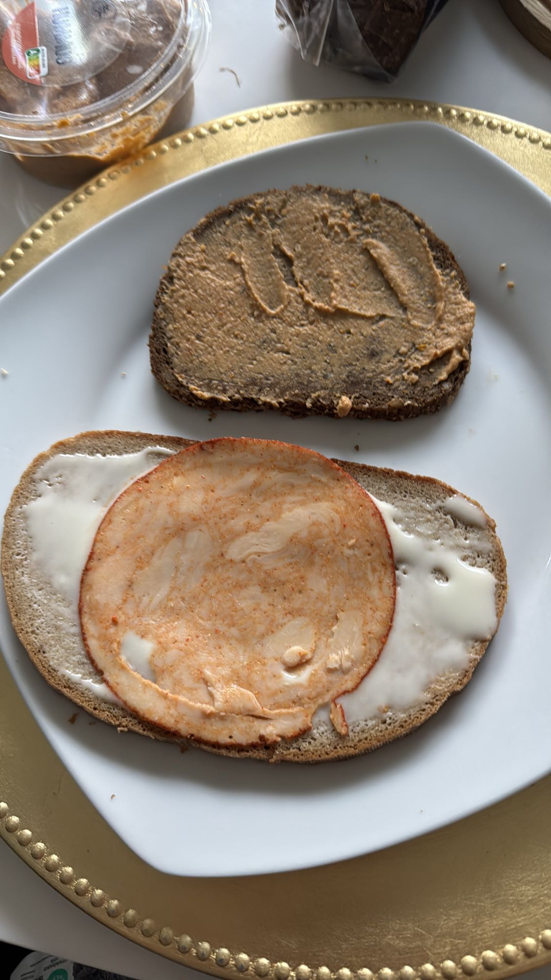 Broodje kipfilet en pindakaas