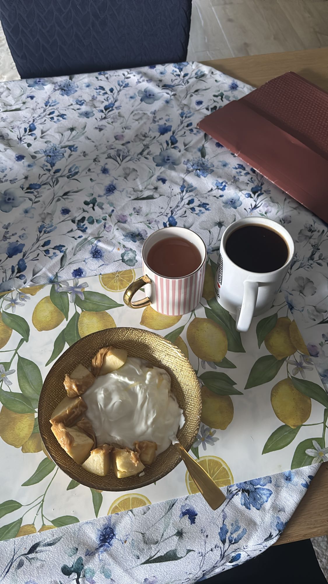 Jogurt z jabłkiem i masłem orzechowym