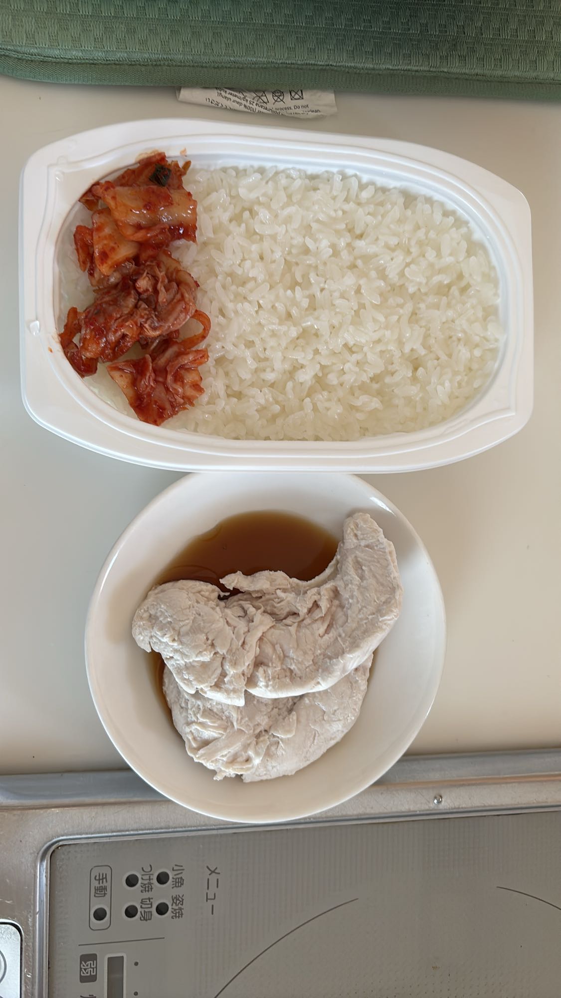 鶏肉とご飯とキムチ