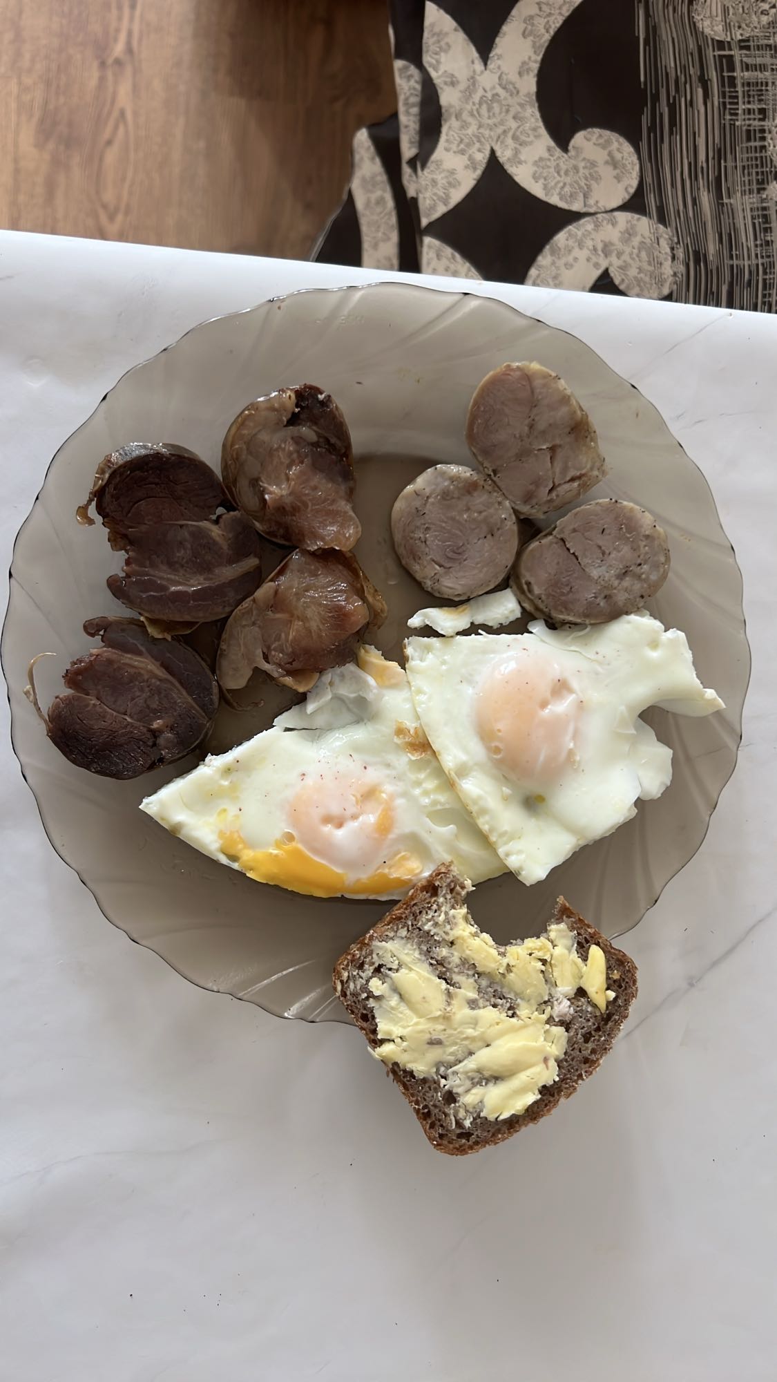 Яйца с колбасой и хлебом