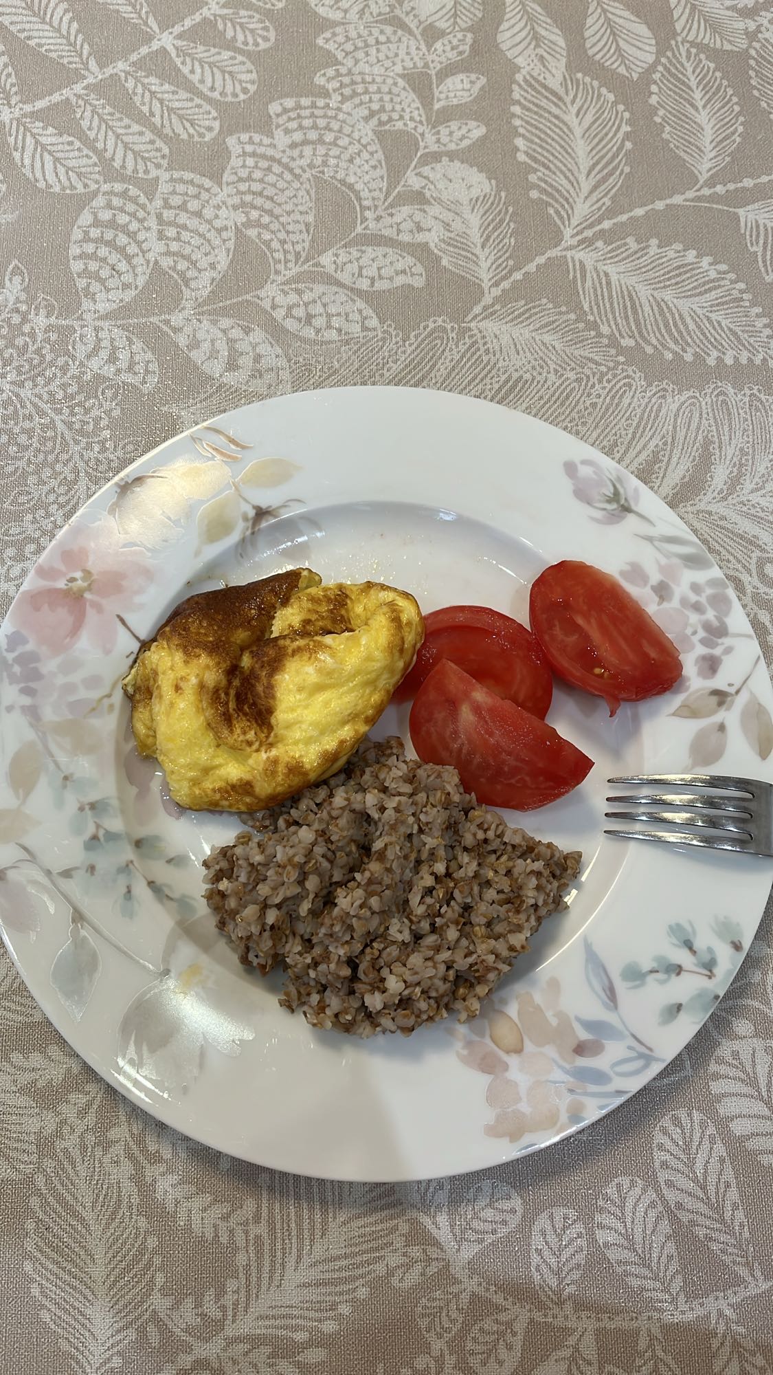 гречка с омлетом и томатом