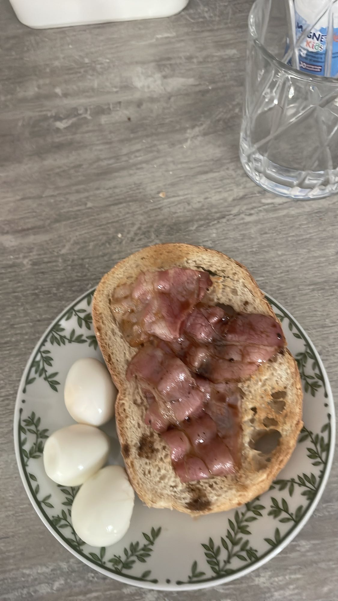 Ouă fierte, pâine și bacon