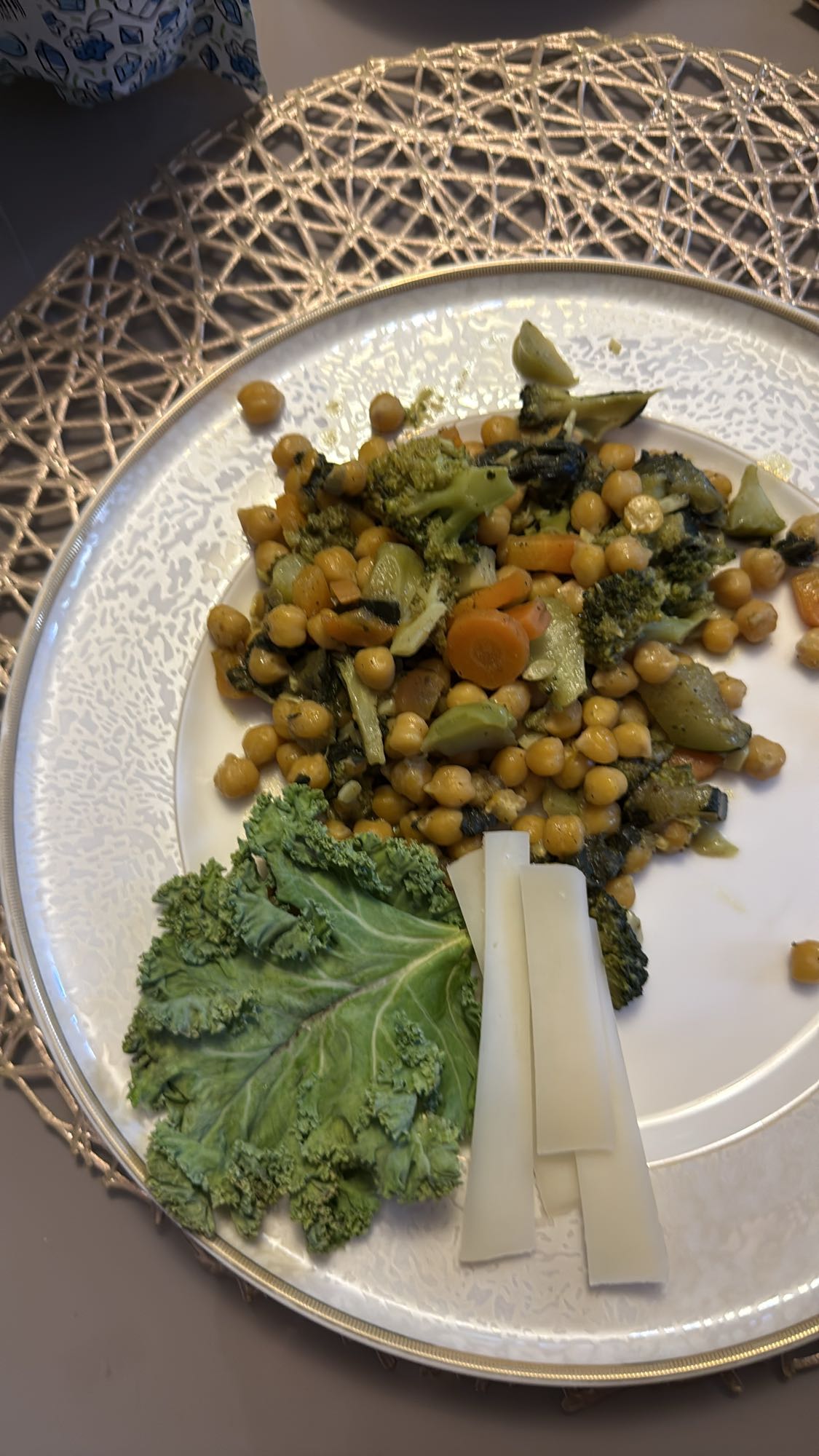 Овощи с нутом и сыром