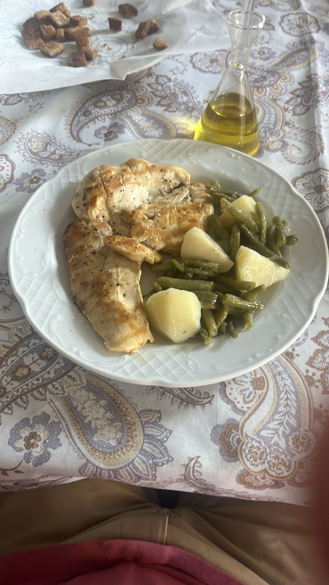 Pollo con patatas y judías