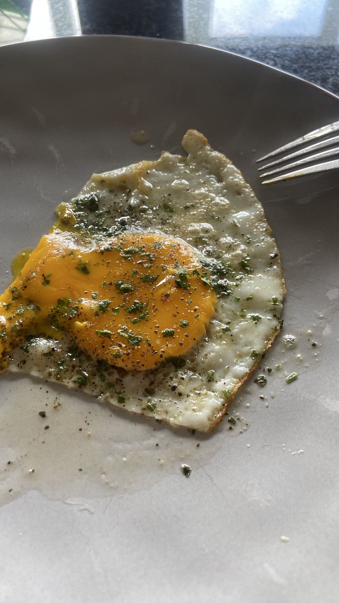 Gebakken ei met kruiden