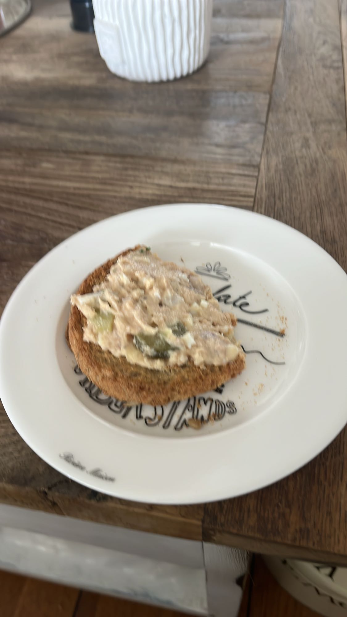 Toast met zalmsalade