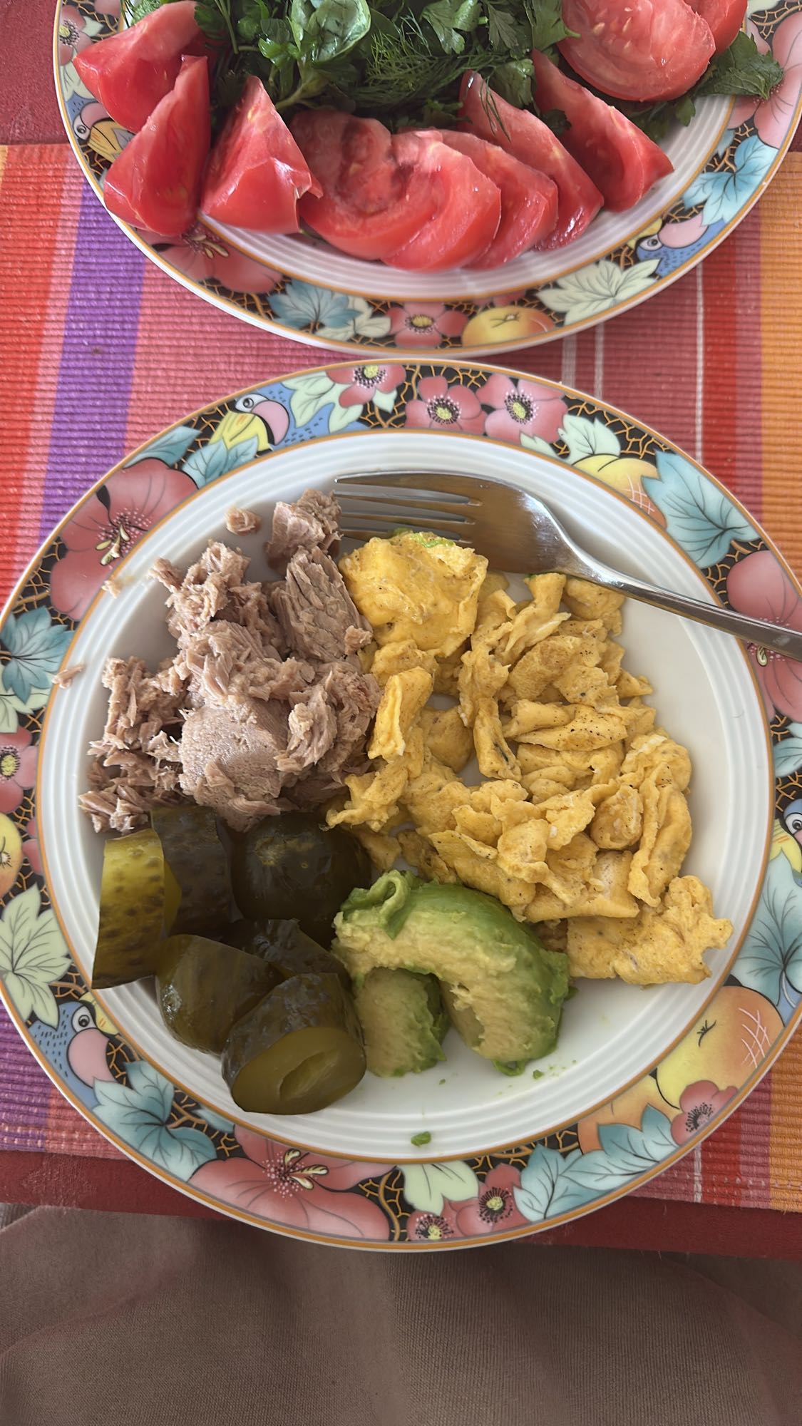 яичница с тунцом и авокадо