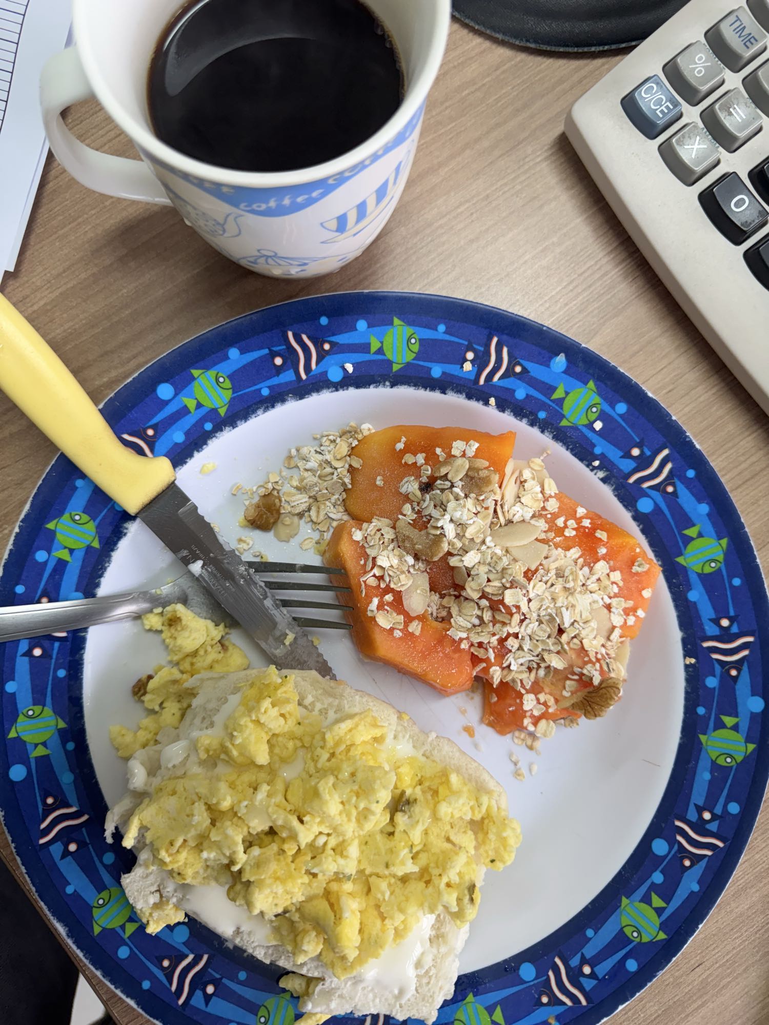 Café com ovos e mamão