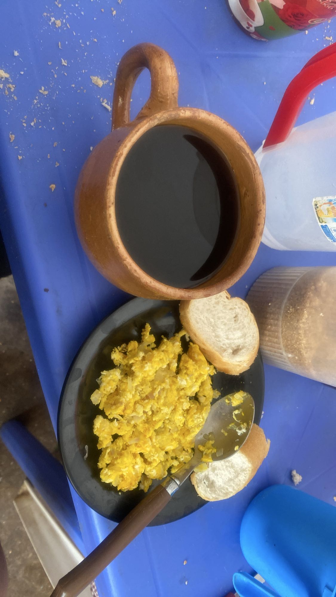 Desayuno con huevo y pan