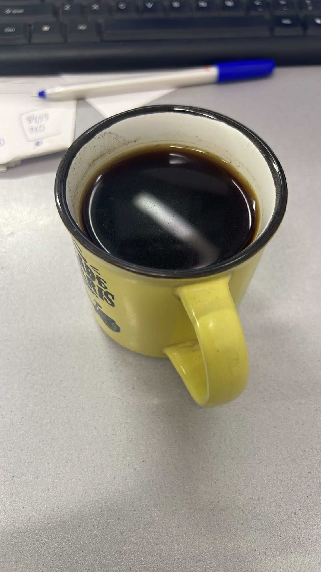 Սև սուրճ բաժակով