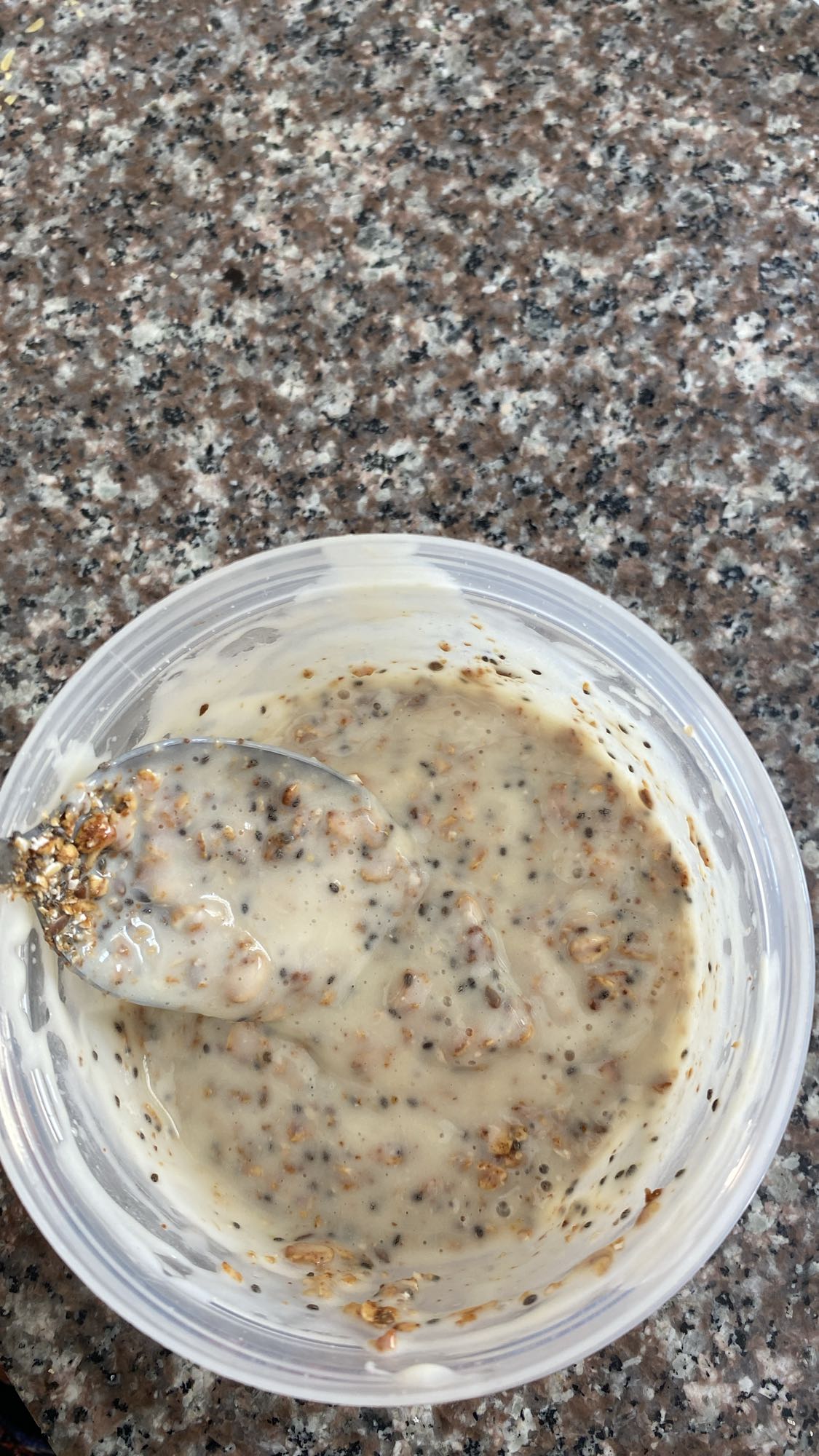 yogur con granola y chía