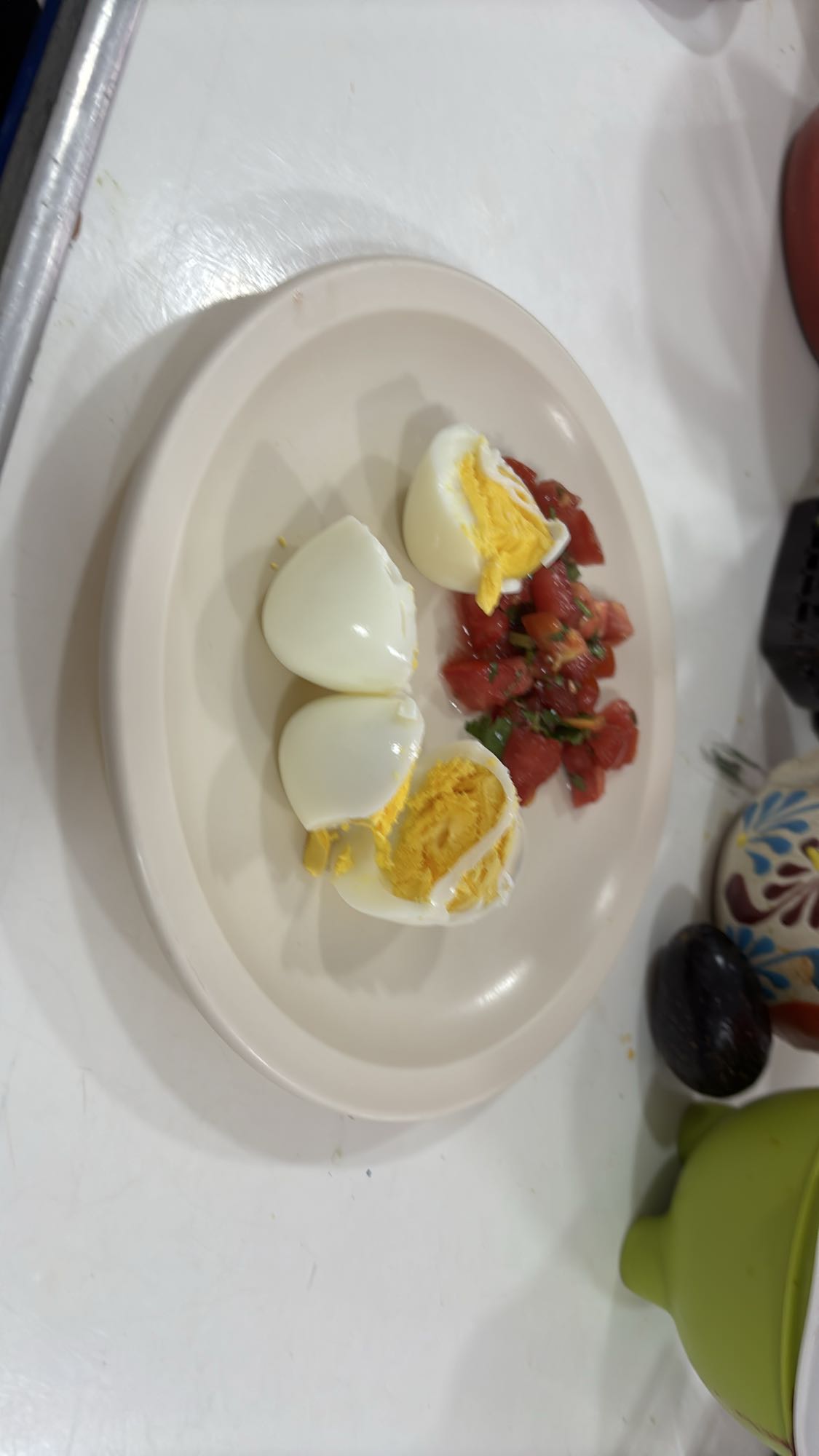 Huevos cocidos y ensalada