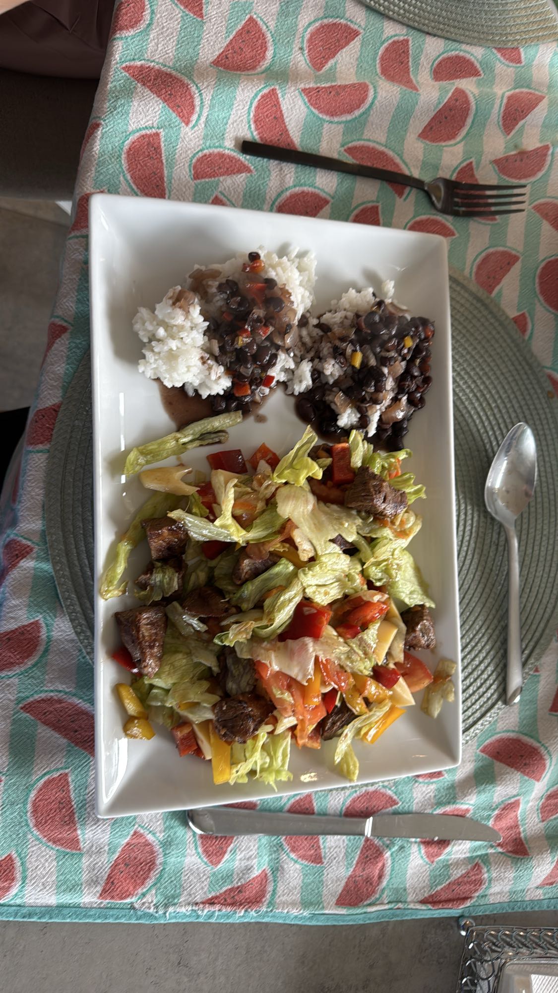 arroz, frijoles y ensalada