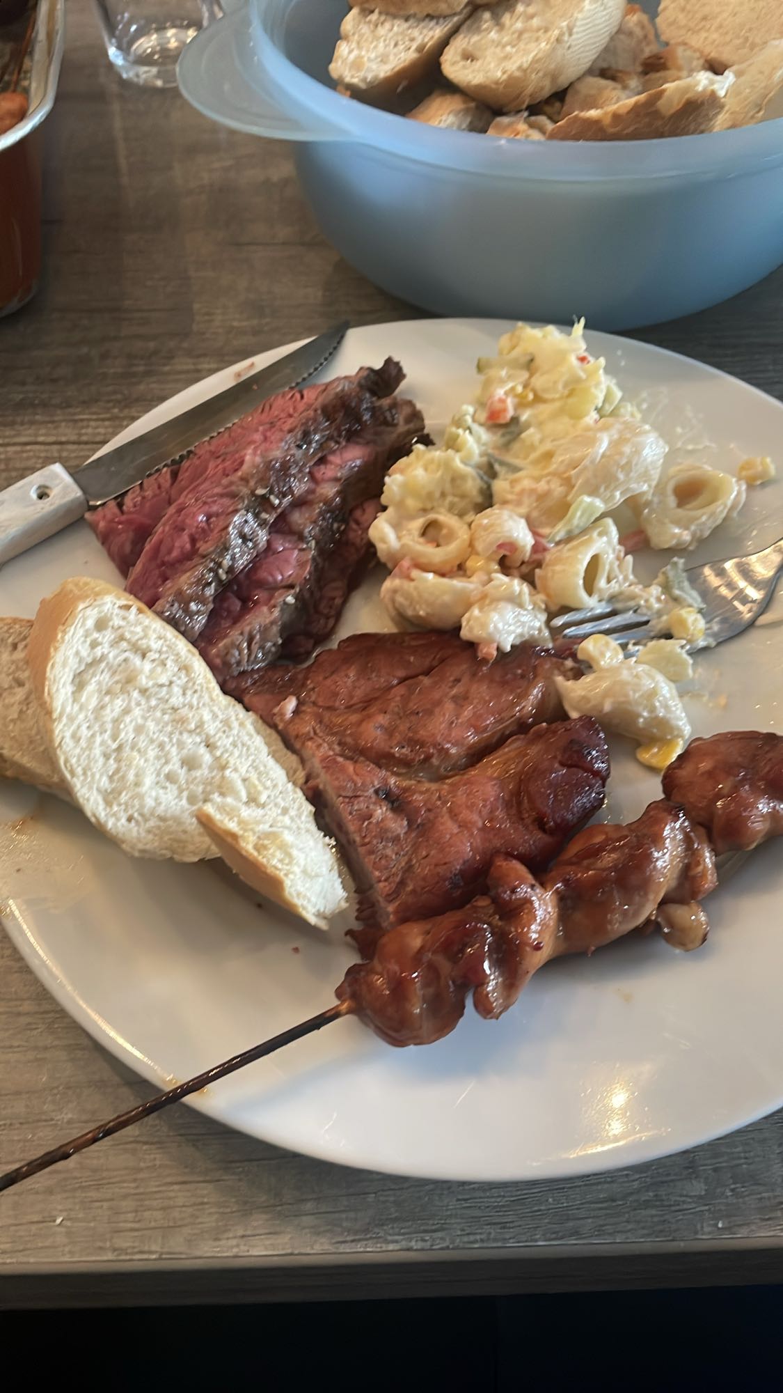 vlees en pastasalade