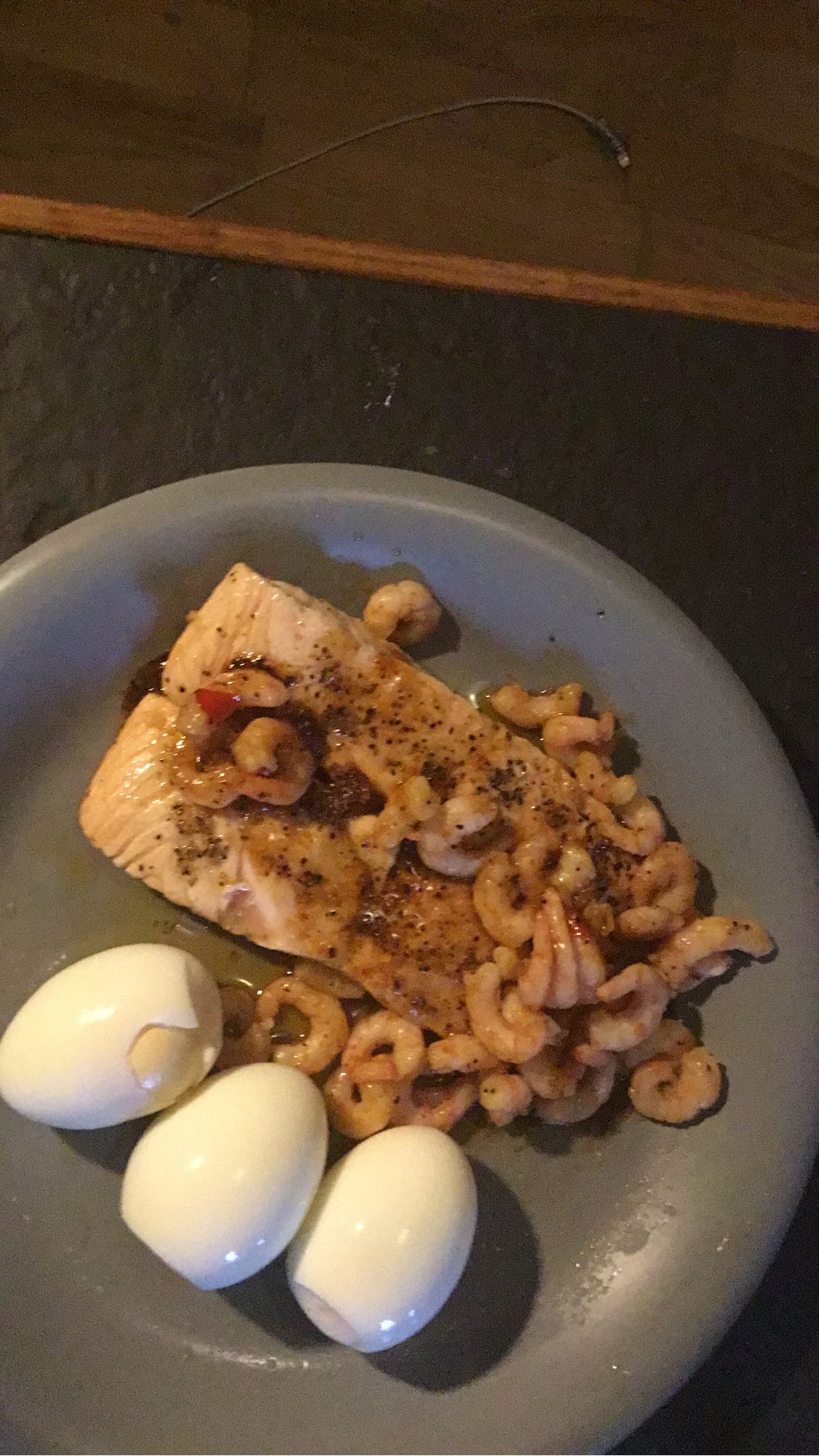 Lax med räkor och ägg