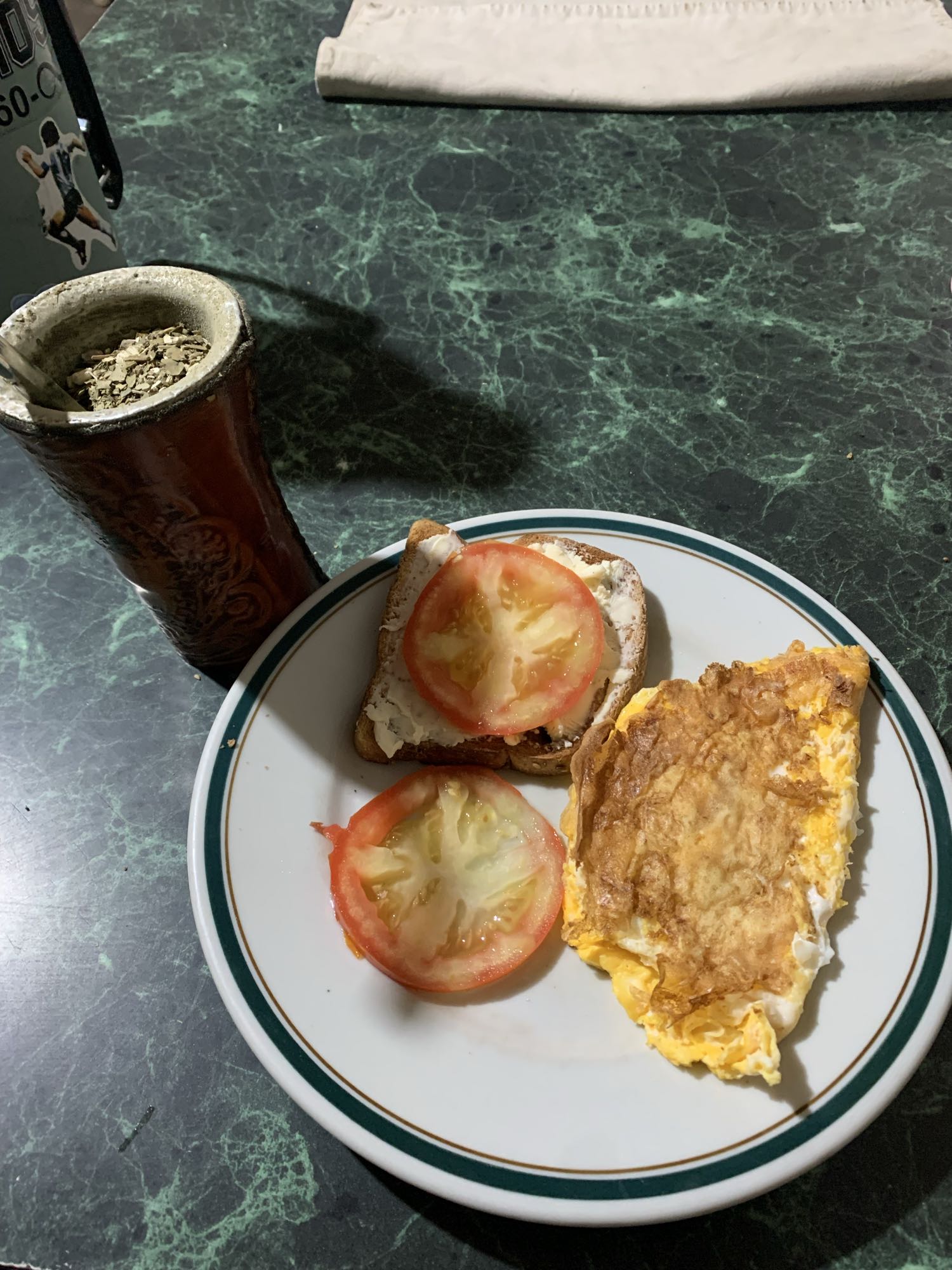 Desayuno con huevo y mate