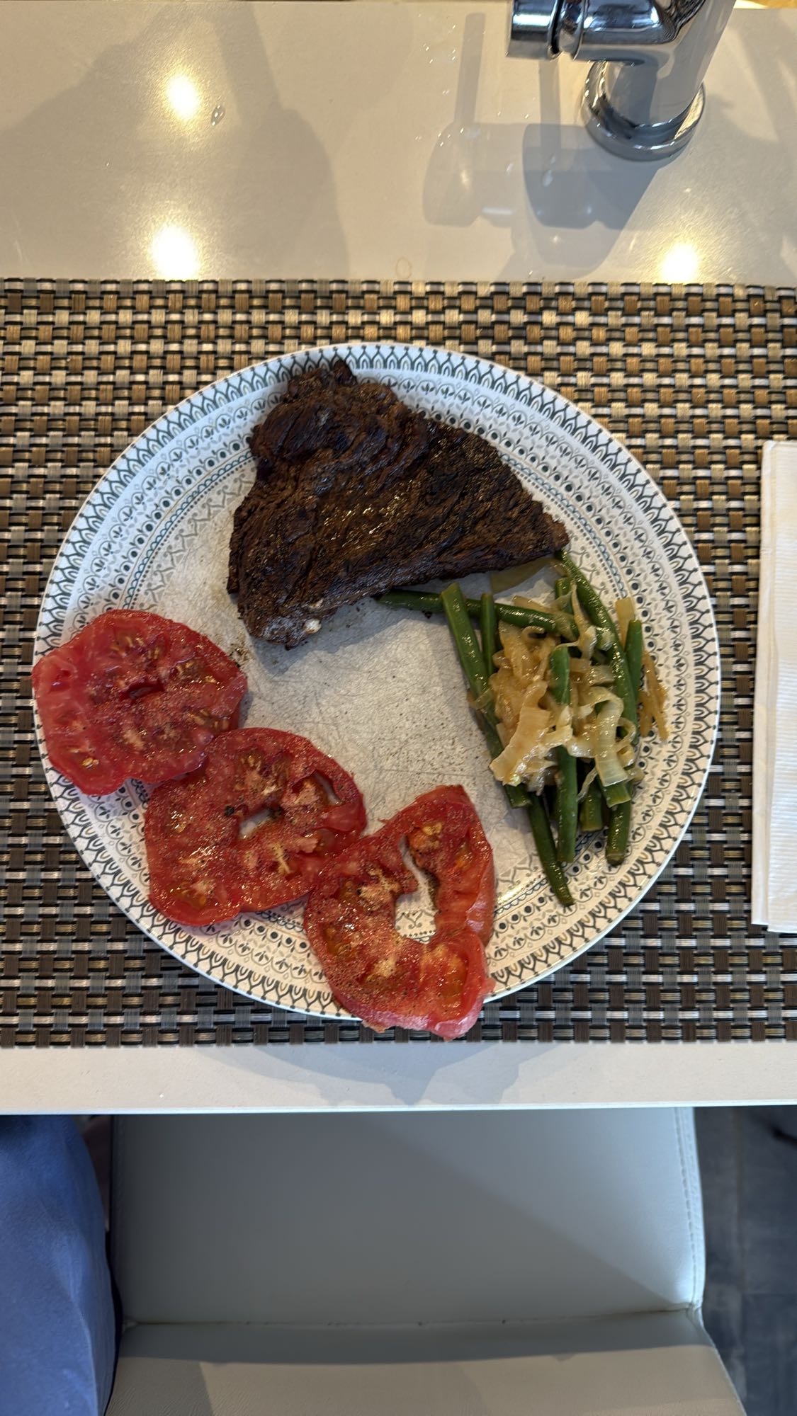 Steak, haricots verts, tomate