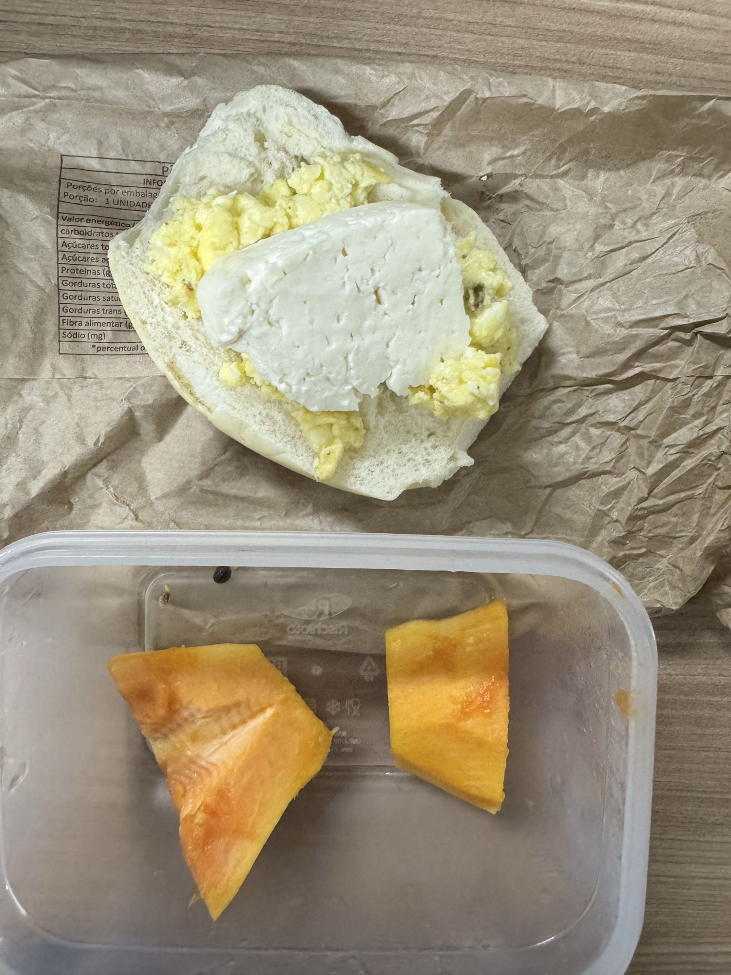 Pão com ovo, queijo e mamão