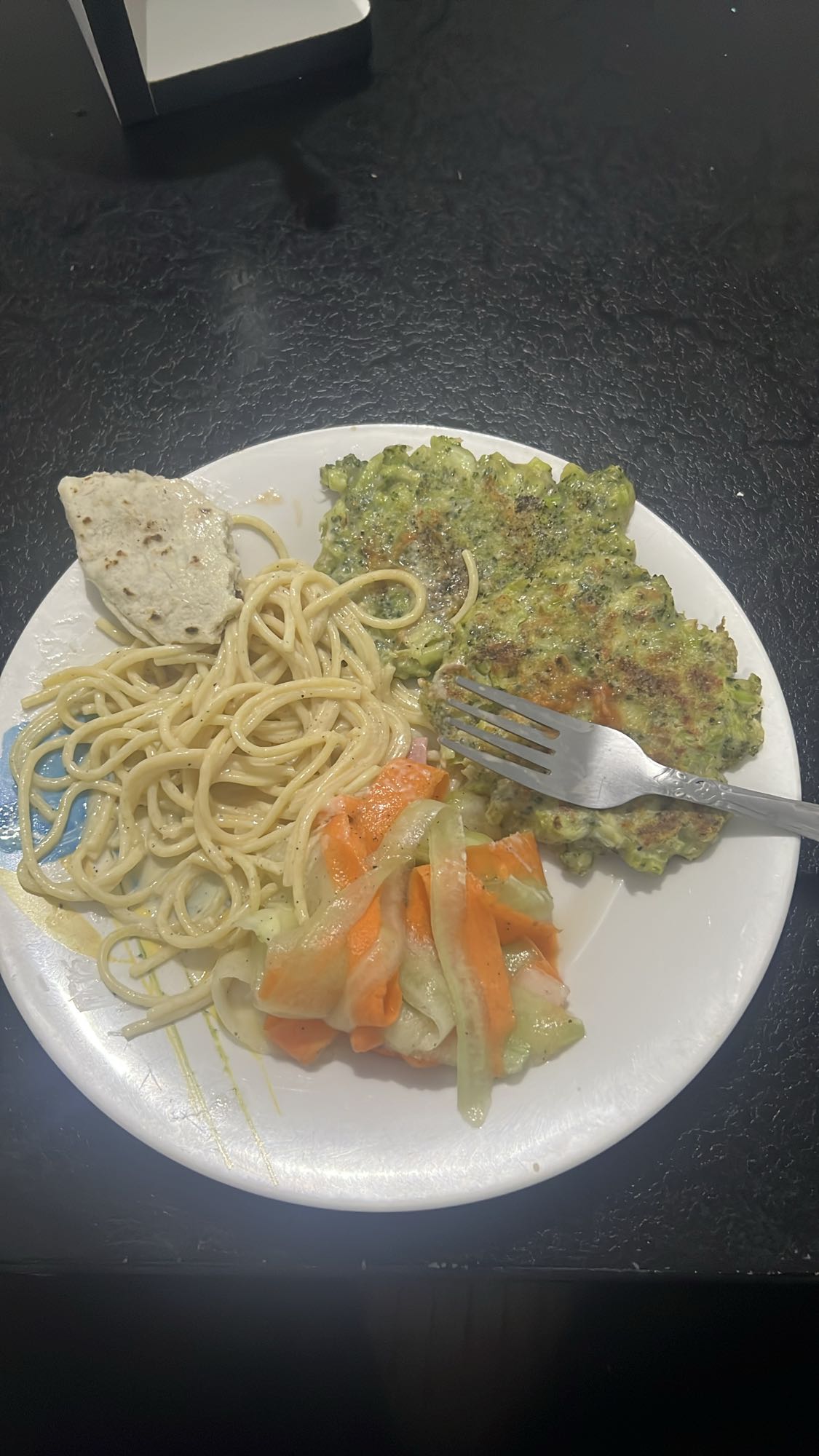 Plato mixto con pasta y verduras