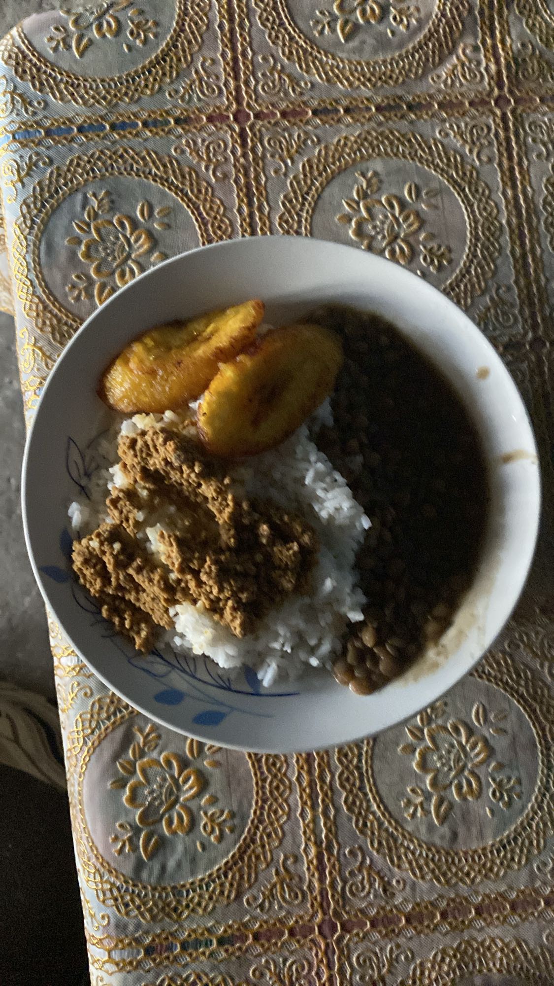 arroz con carne y plátano
