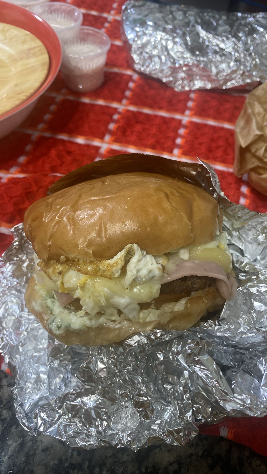 hamburguesa con huevo y jamón