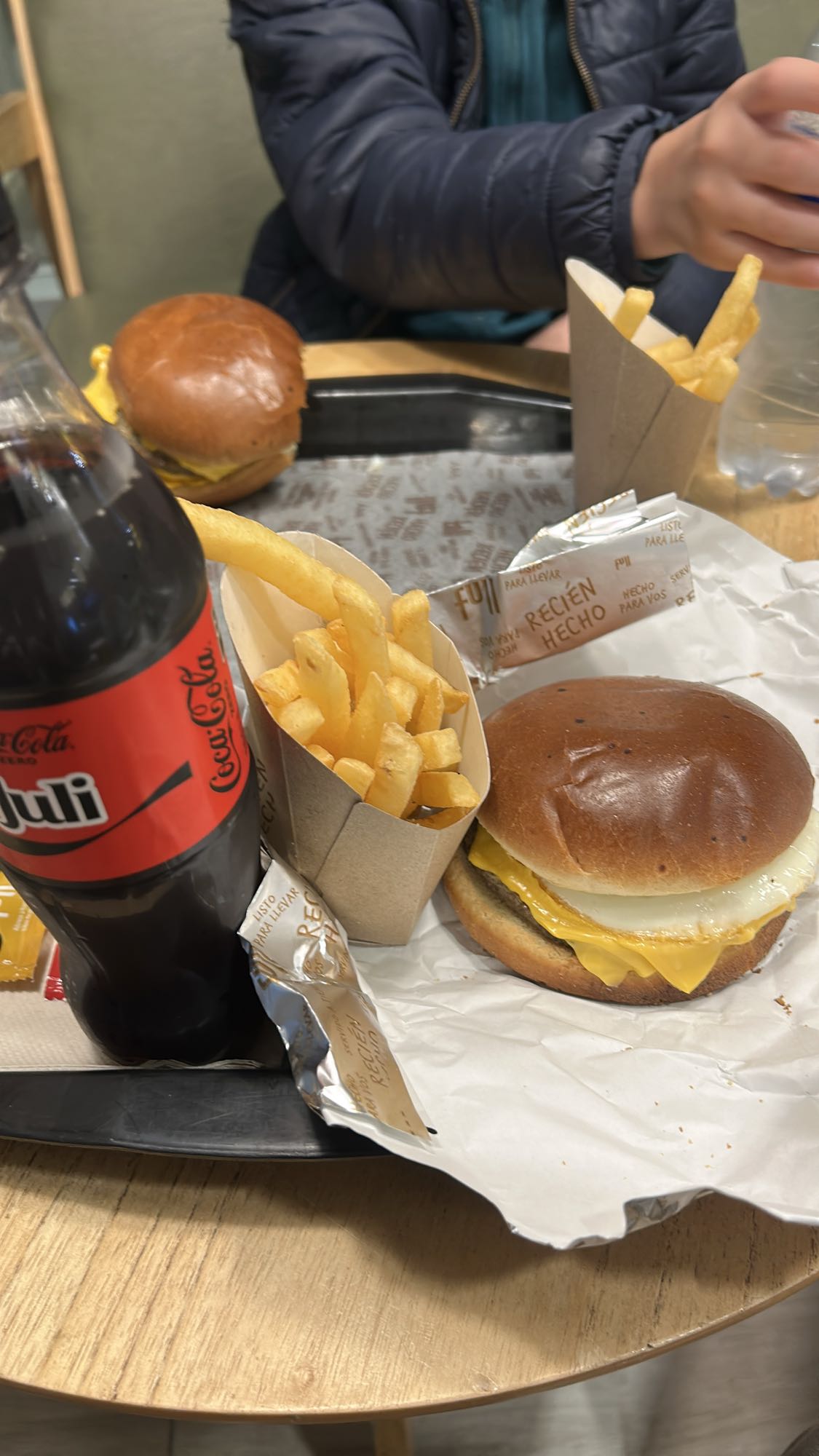 Hamburguesa con papas y Coca Zero