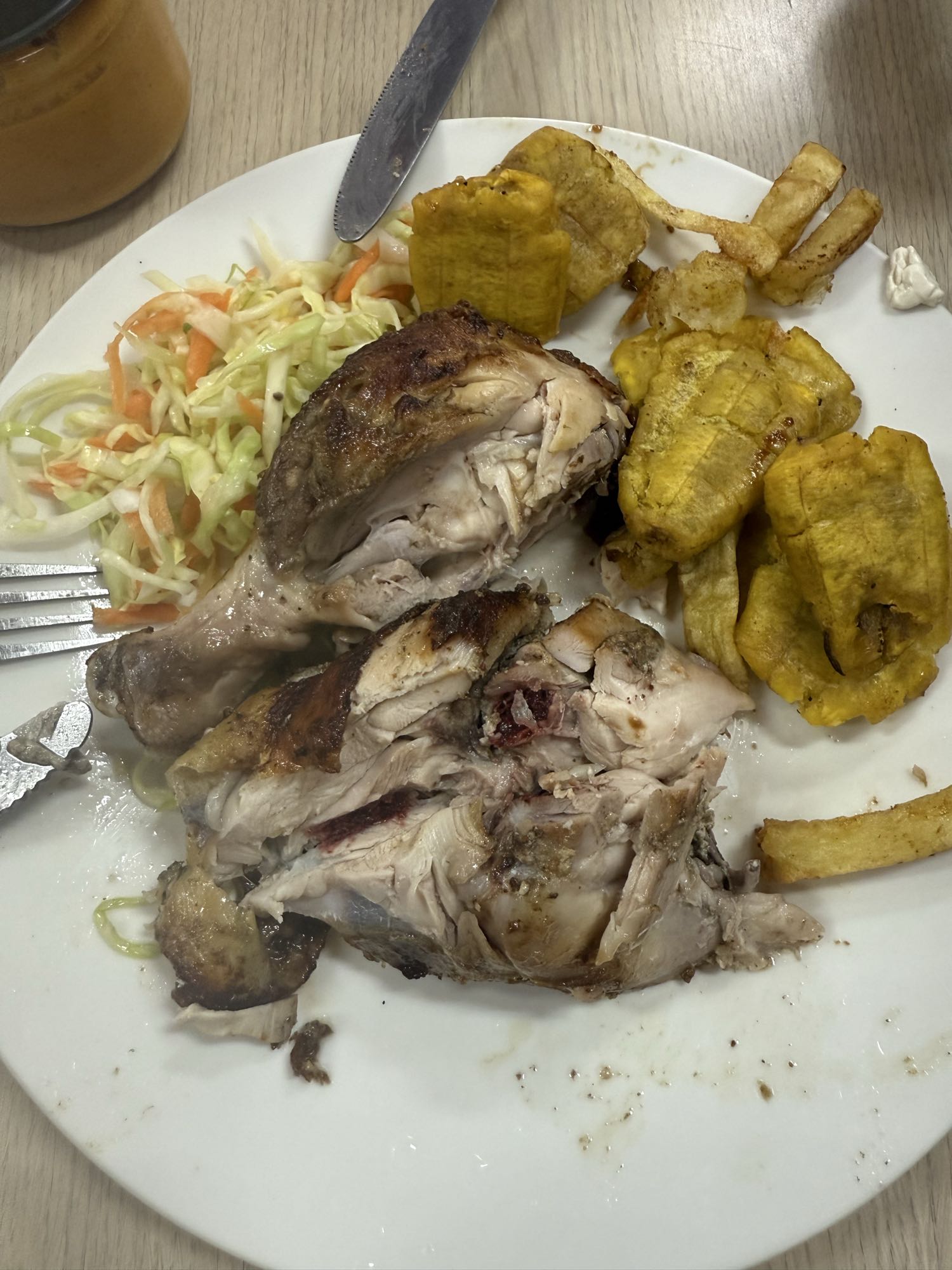 Pollo con plátano frito