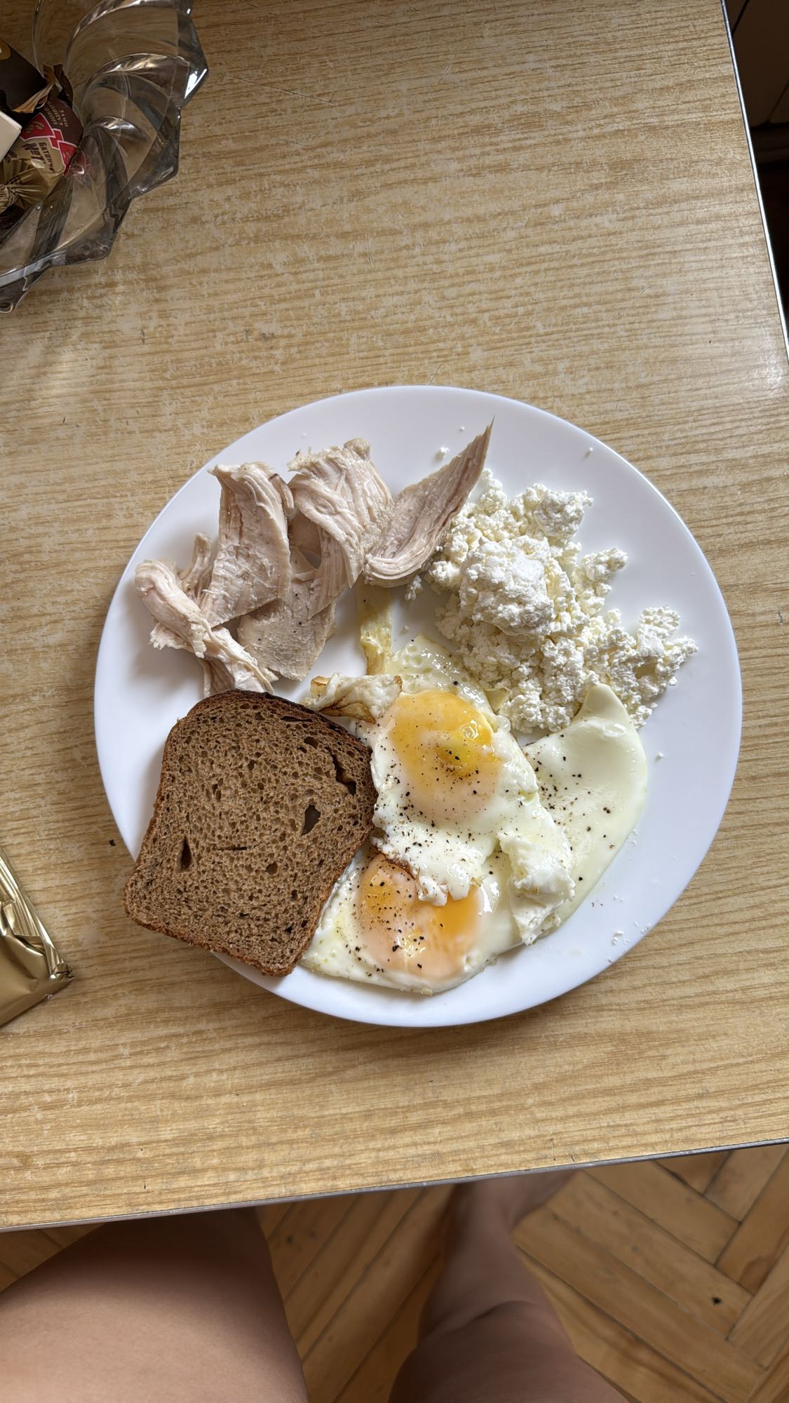 Завтрак с яйцами и курицей