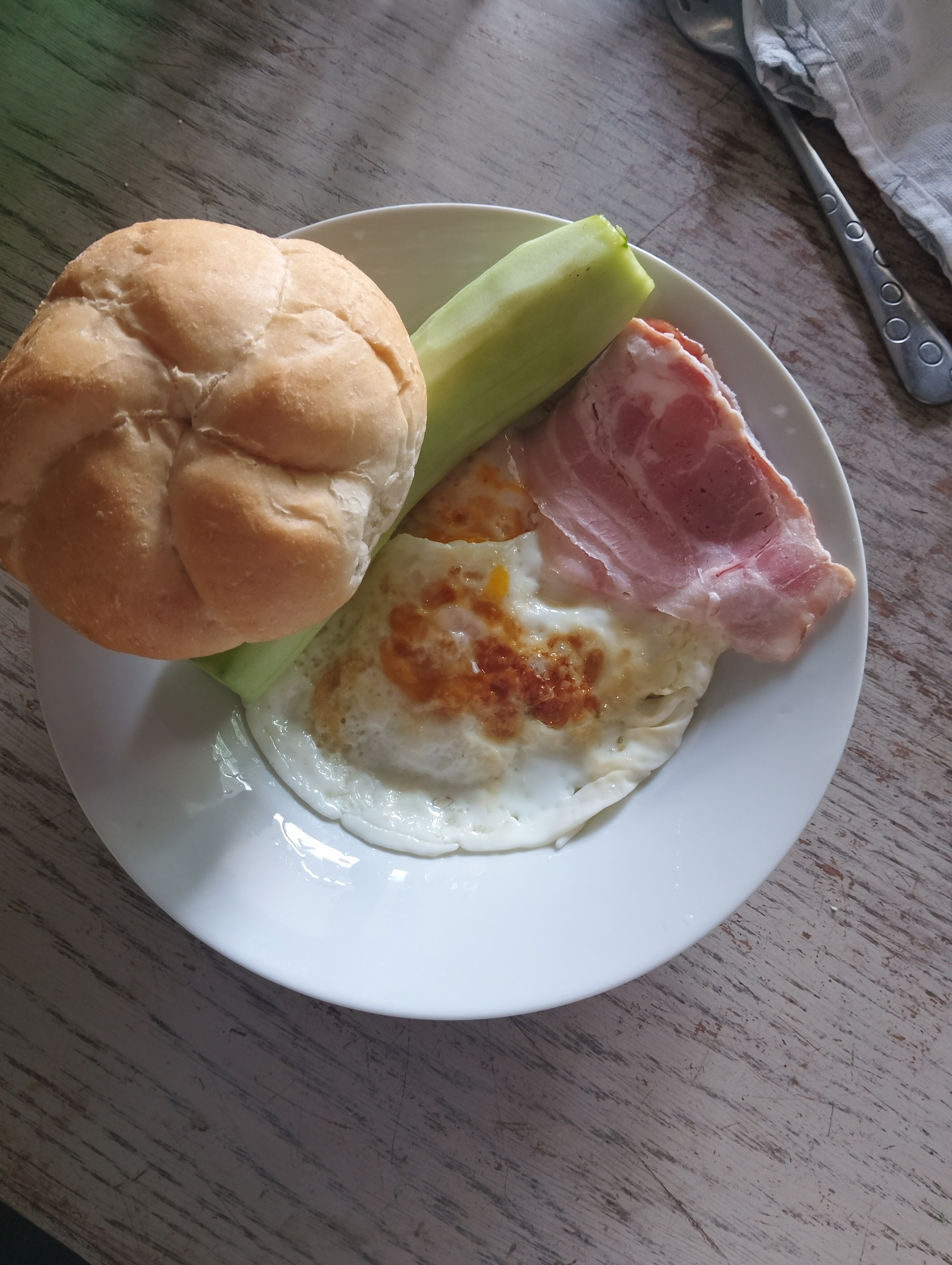 Egg, ham, bread & cucumber