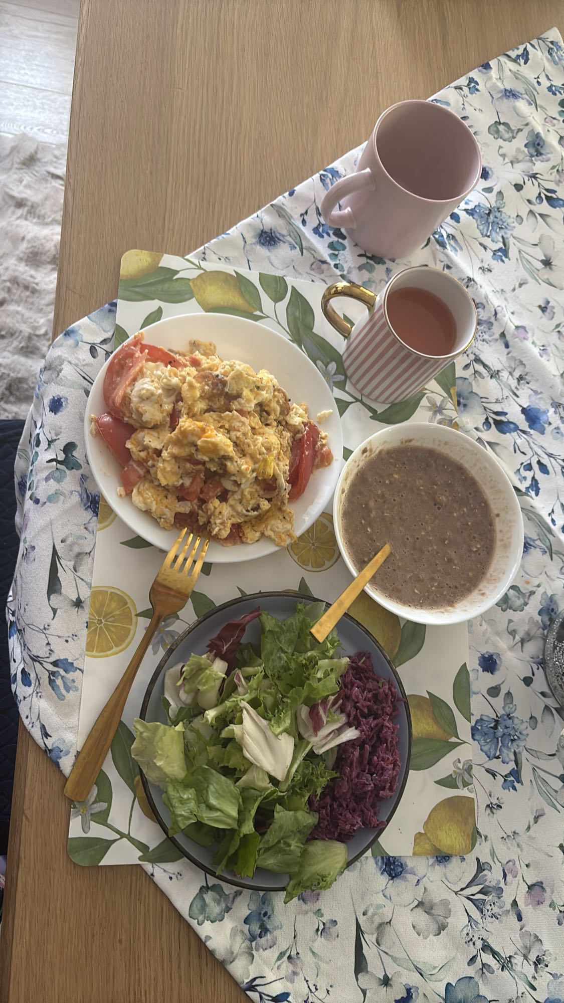 Jajecznica z sałatką