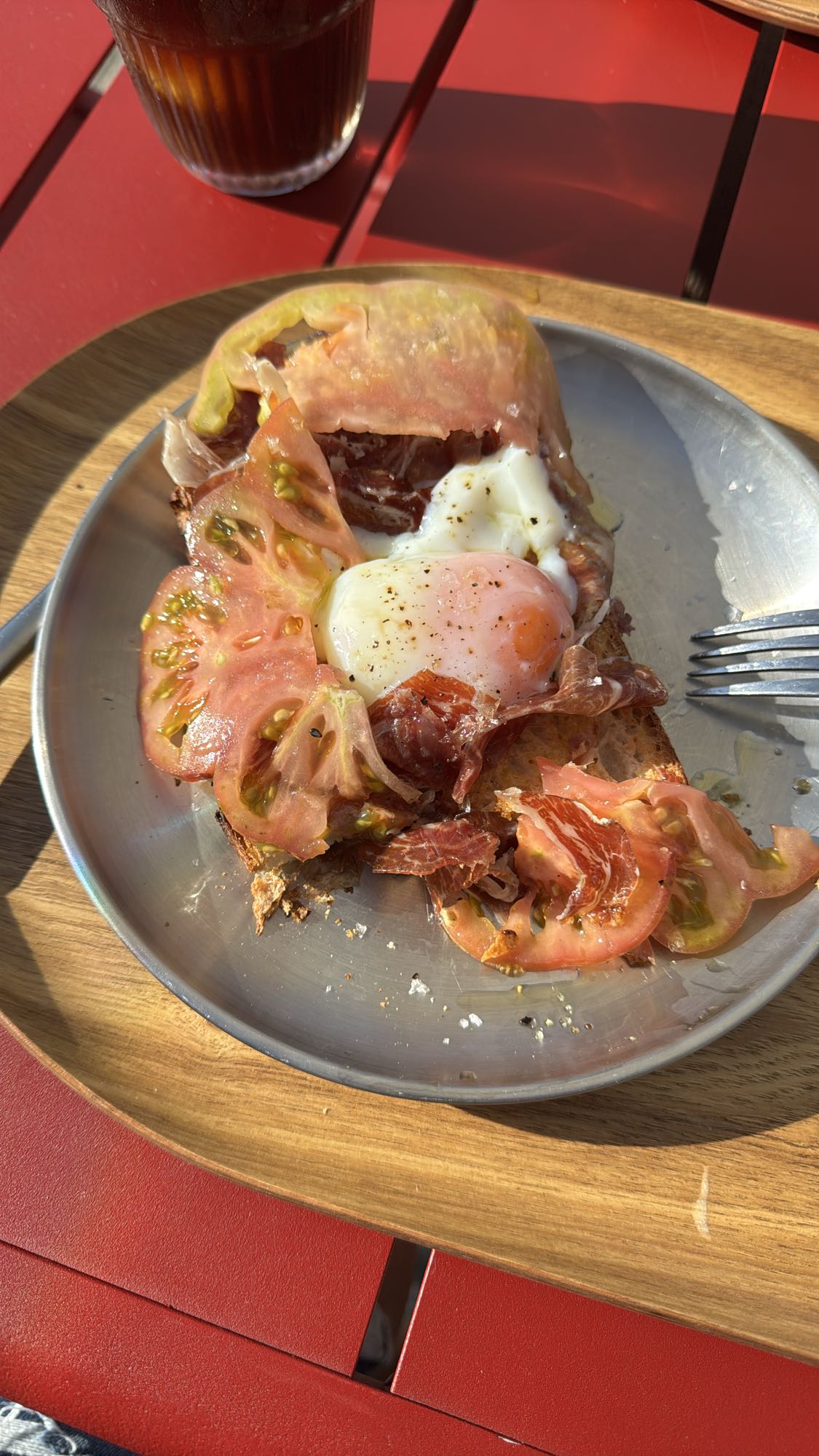 tostada con jamón, huevo y tomate