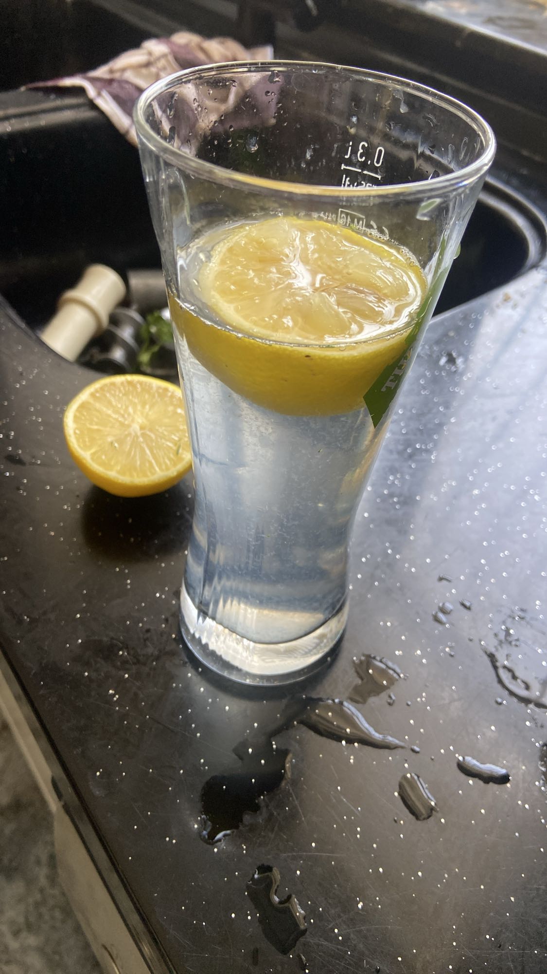 вода с лимоном