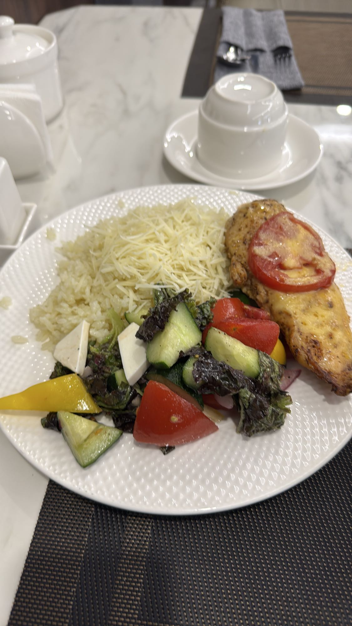 Курица с рисом и салатом