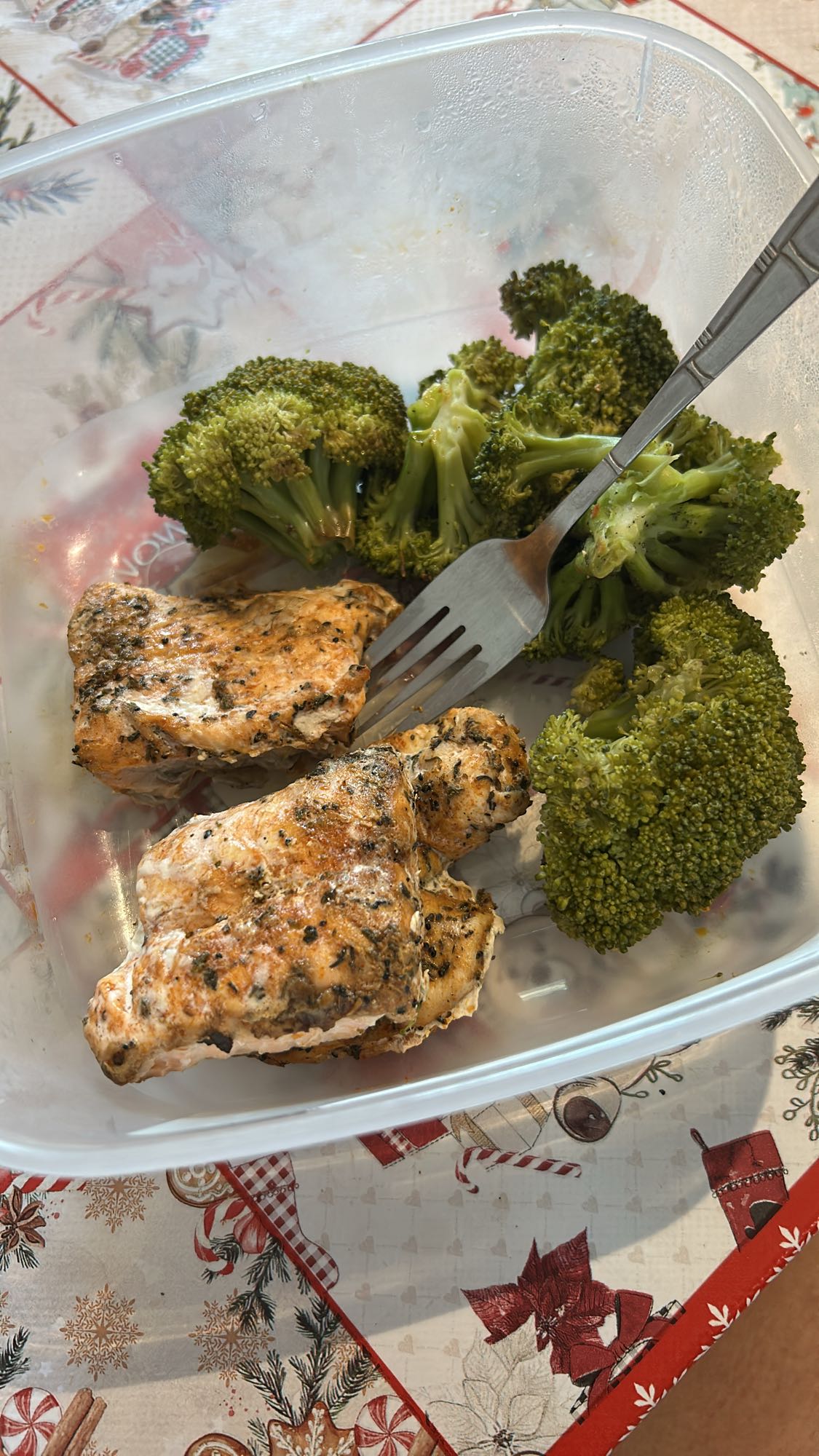 Somon la cuptor cu piept de pui la cuptor și brocoli la abur