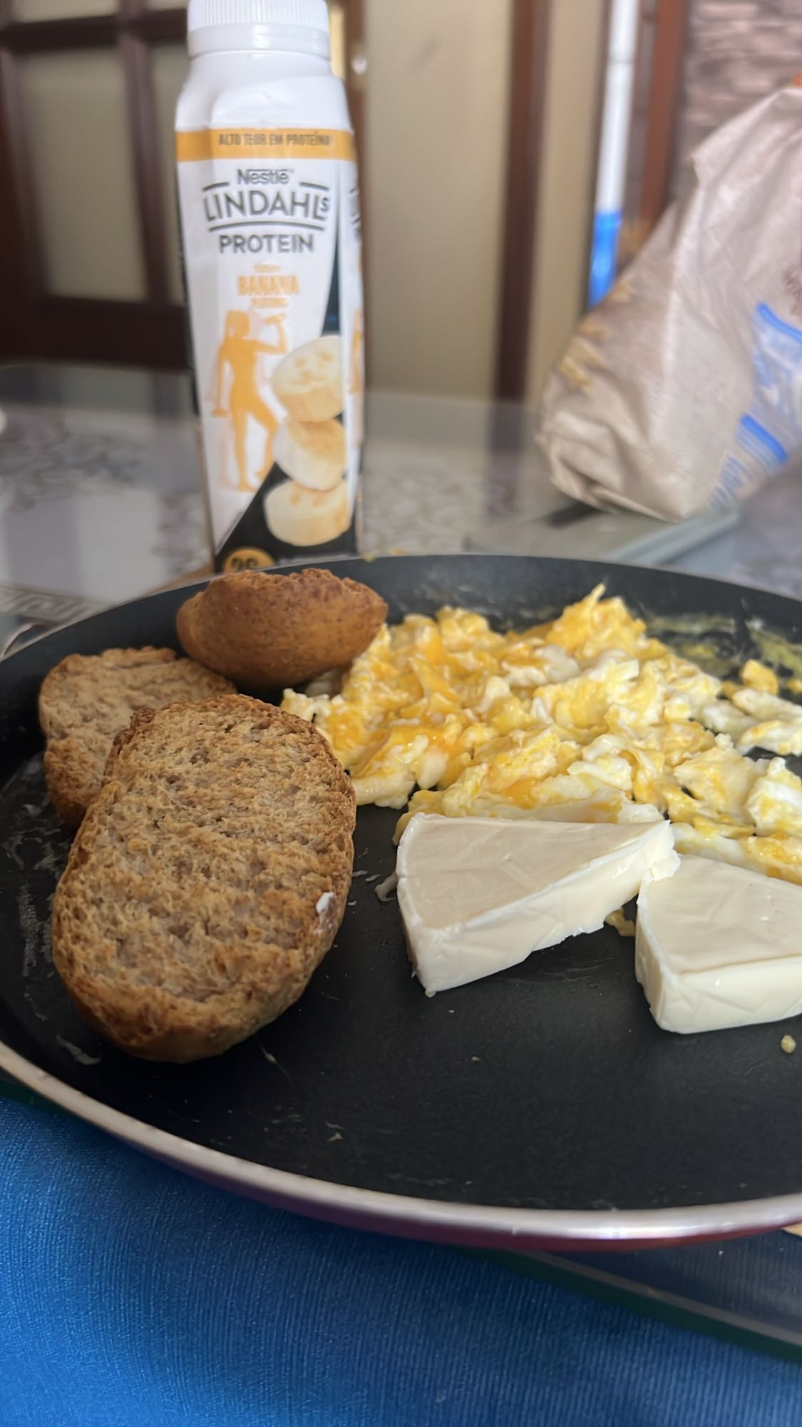 Desayuno con huevos y pan