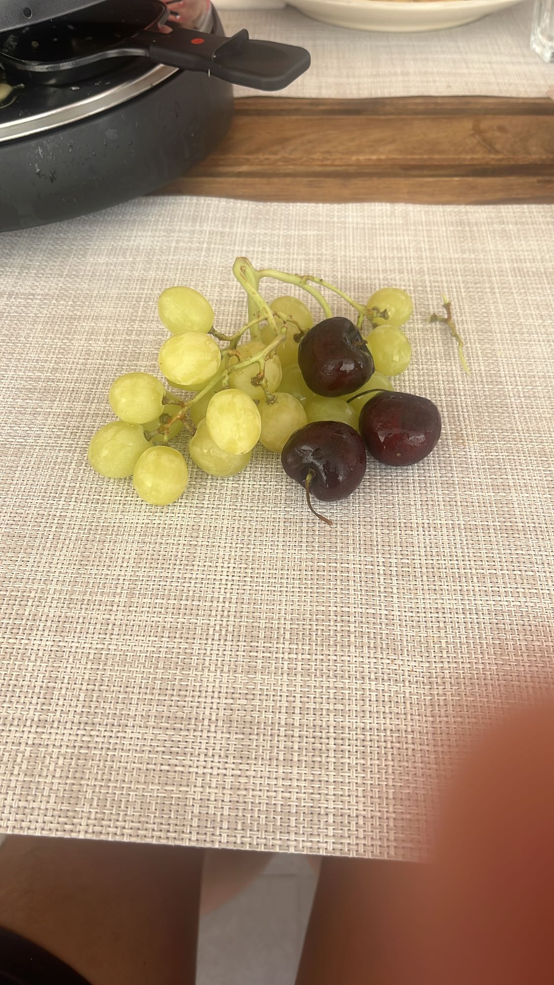 uvas y cerezas