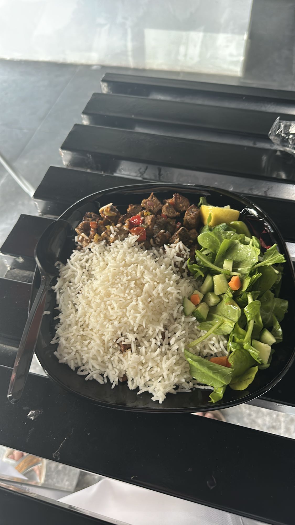 طبق أرز مع لحم وسلطة