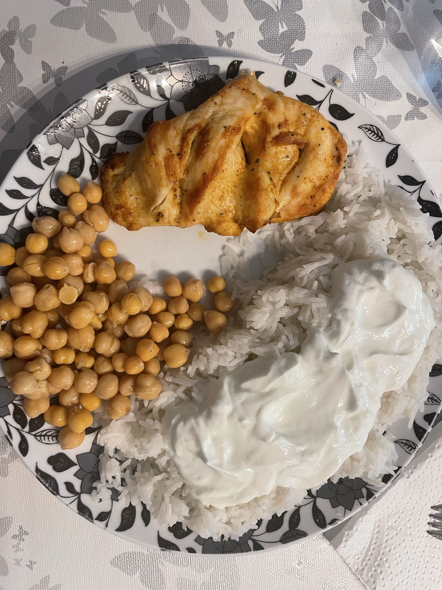 Hähnchenbrust mit Reis, Kichererbsen und Quark Creme Joghurt