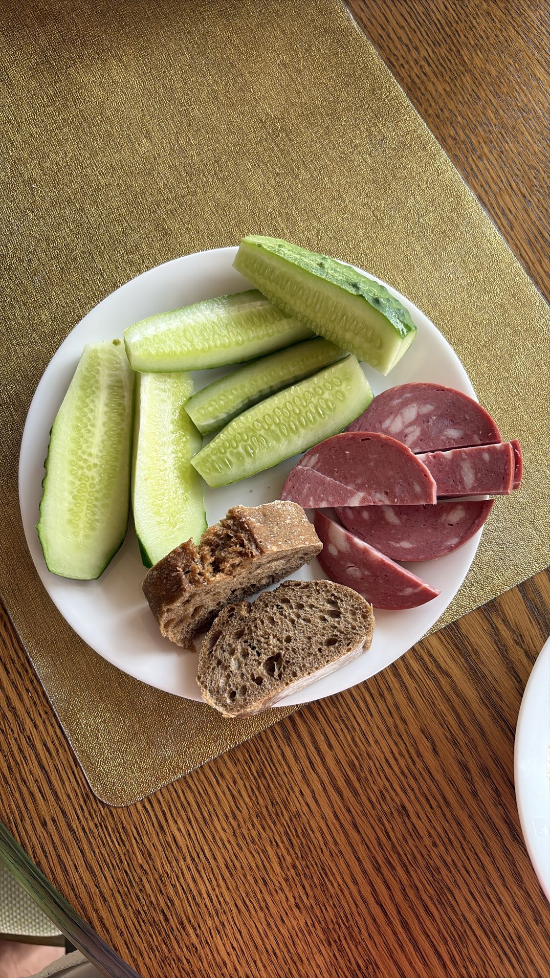 Огурцы с колбасой и хлебом