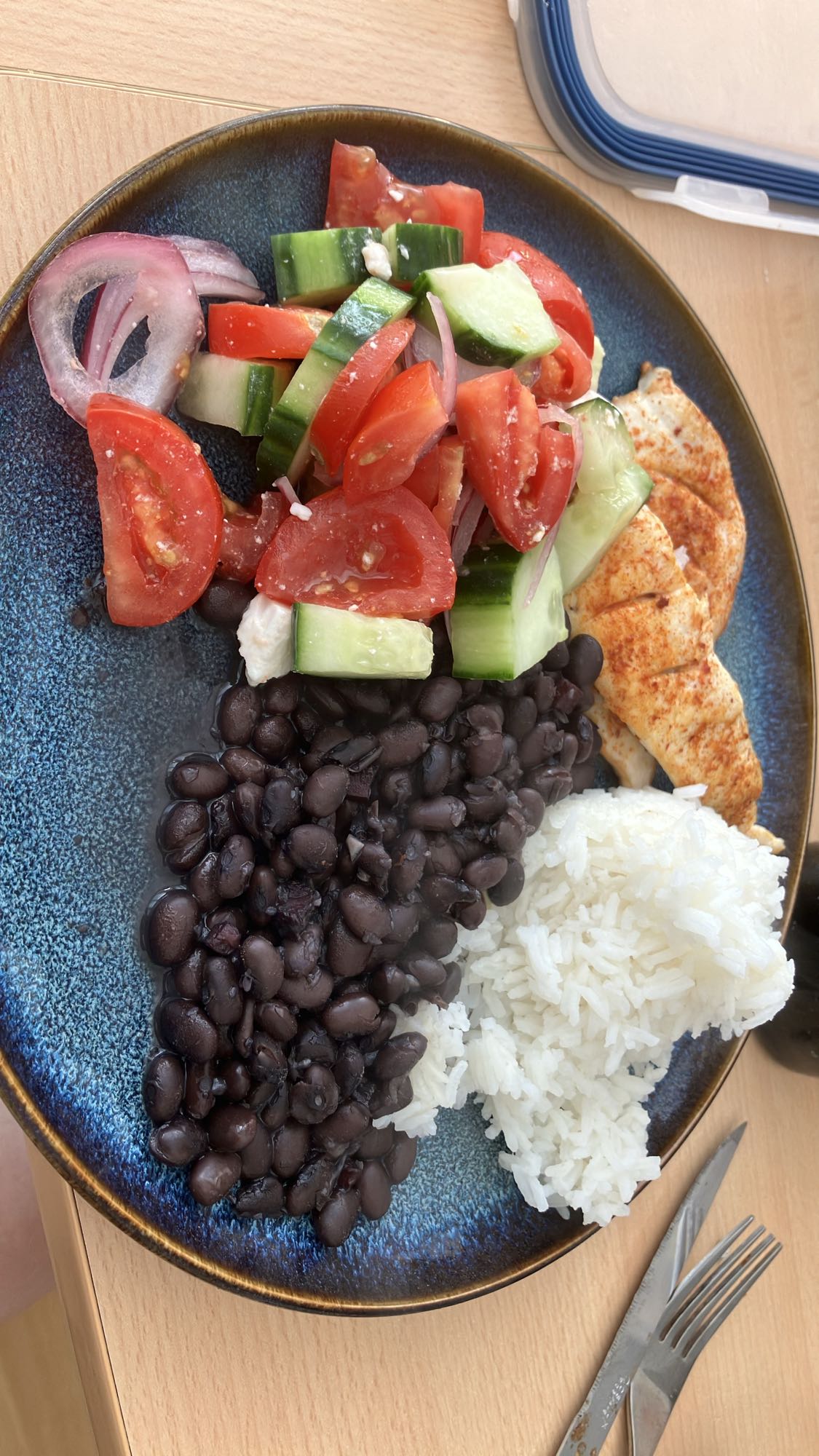 Frango com arroz e salada