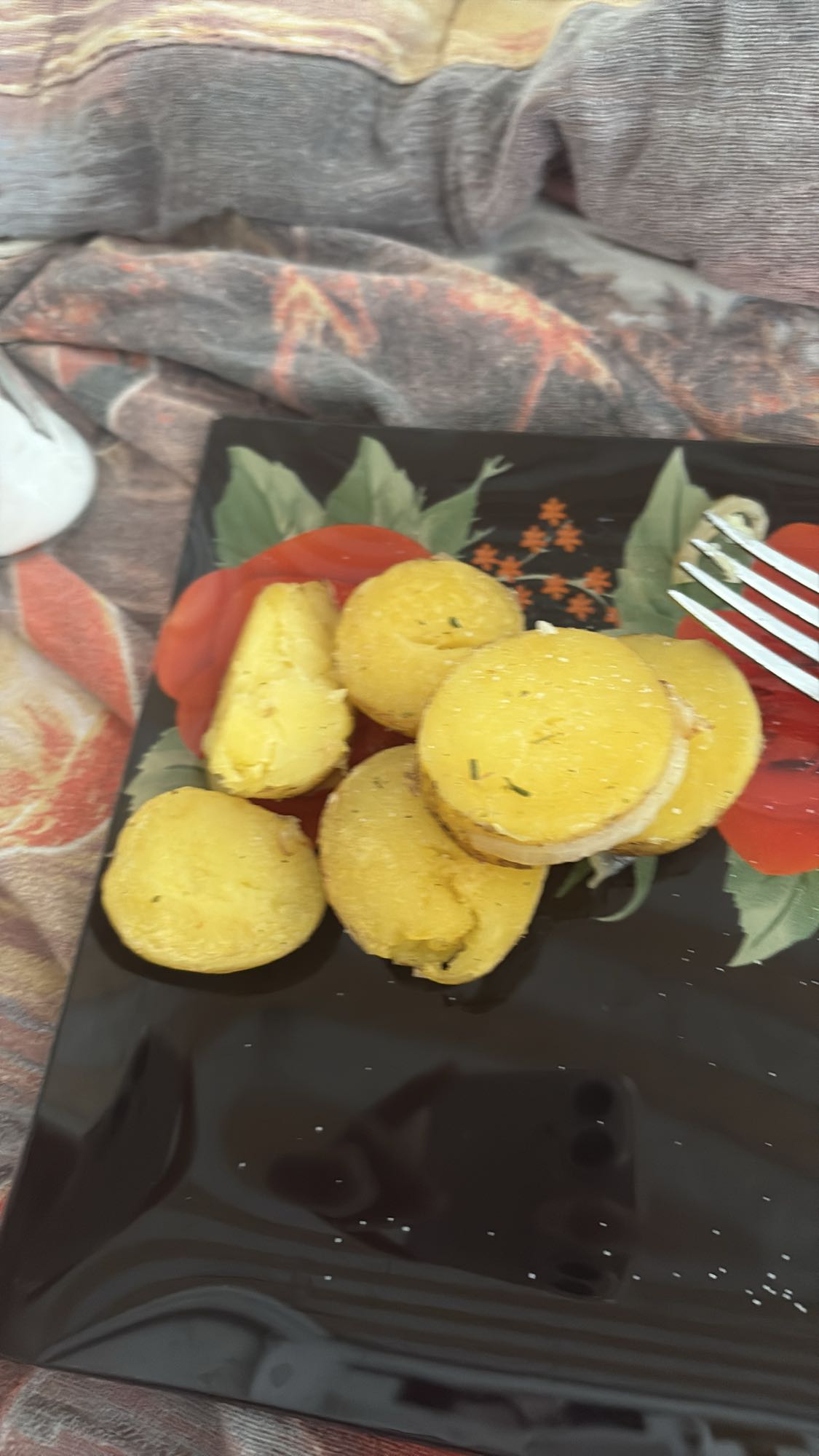 Картошка жареная, омлет из двух яиц и 2 конфеты