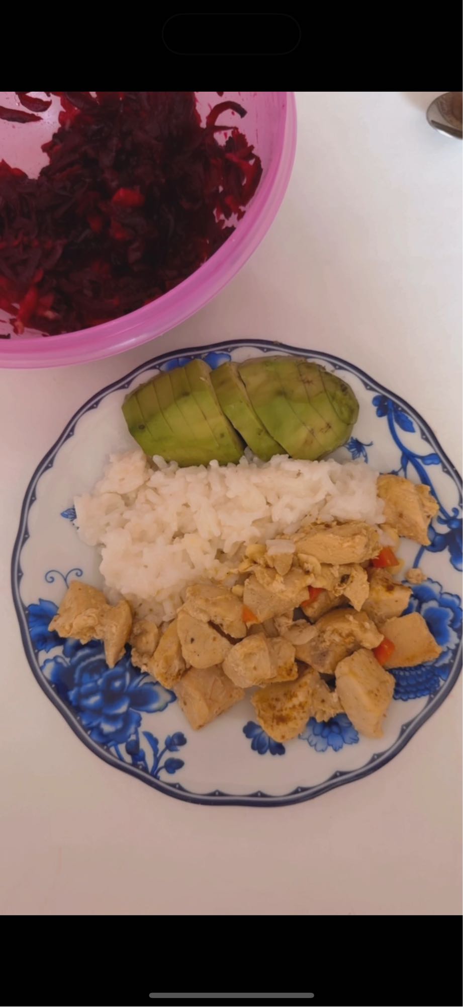 Курица с рисом и авокадо