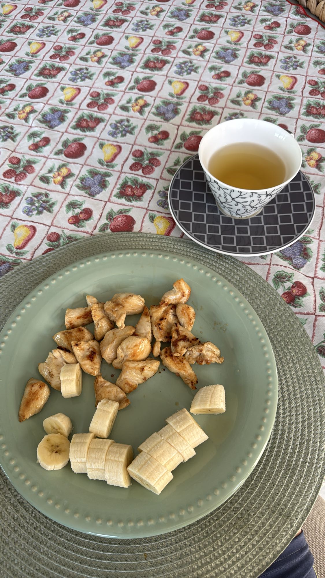 Pollo con plátano y té