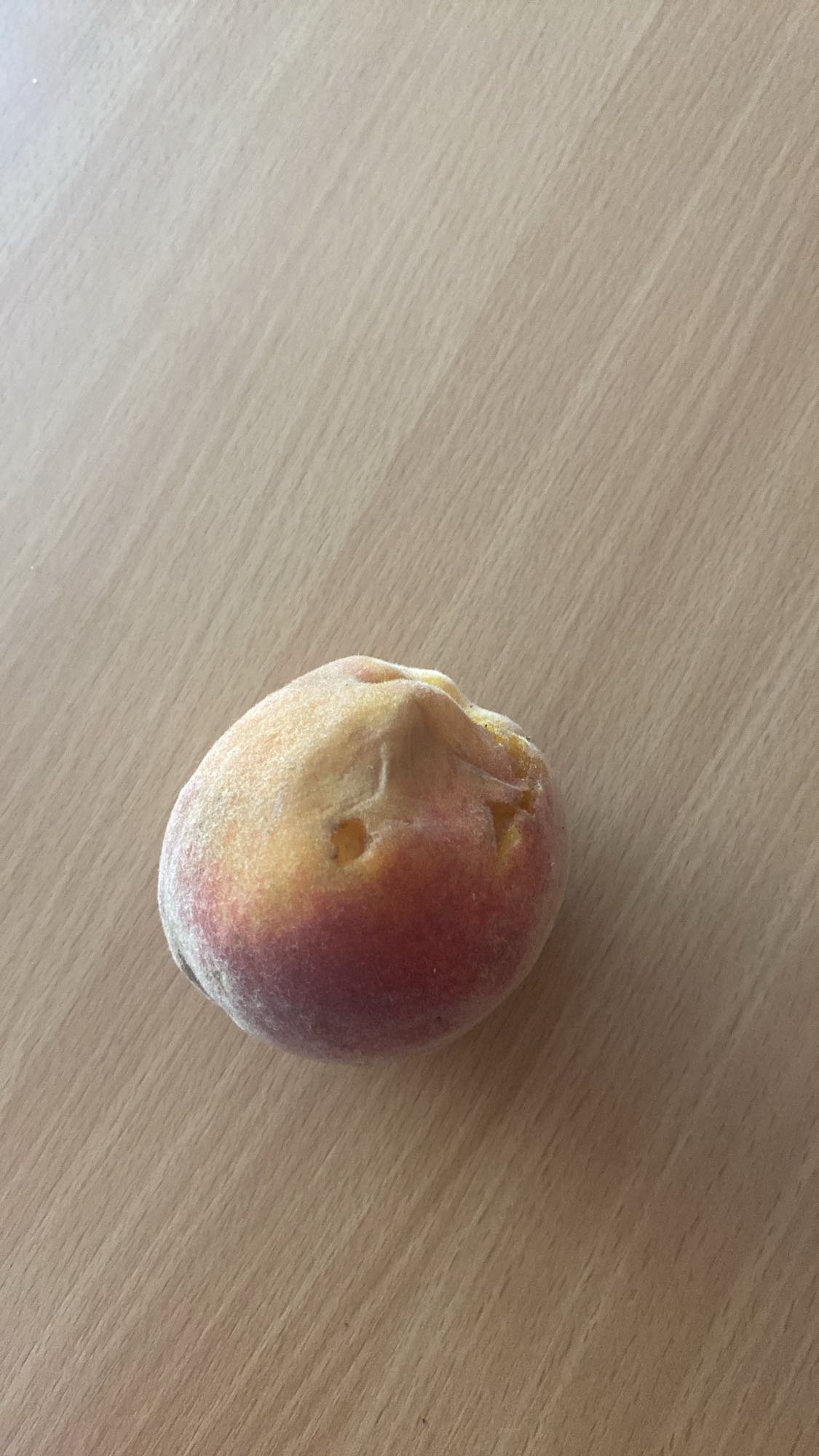 Świeża brzoskwinia