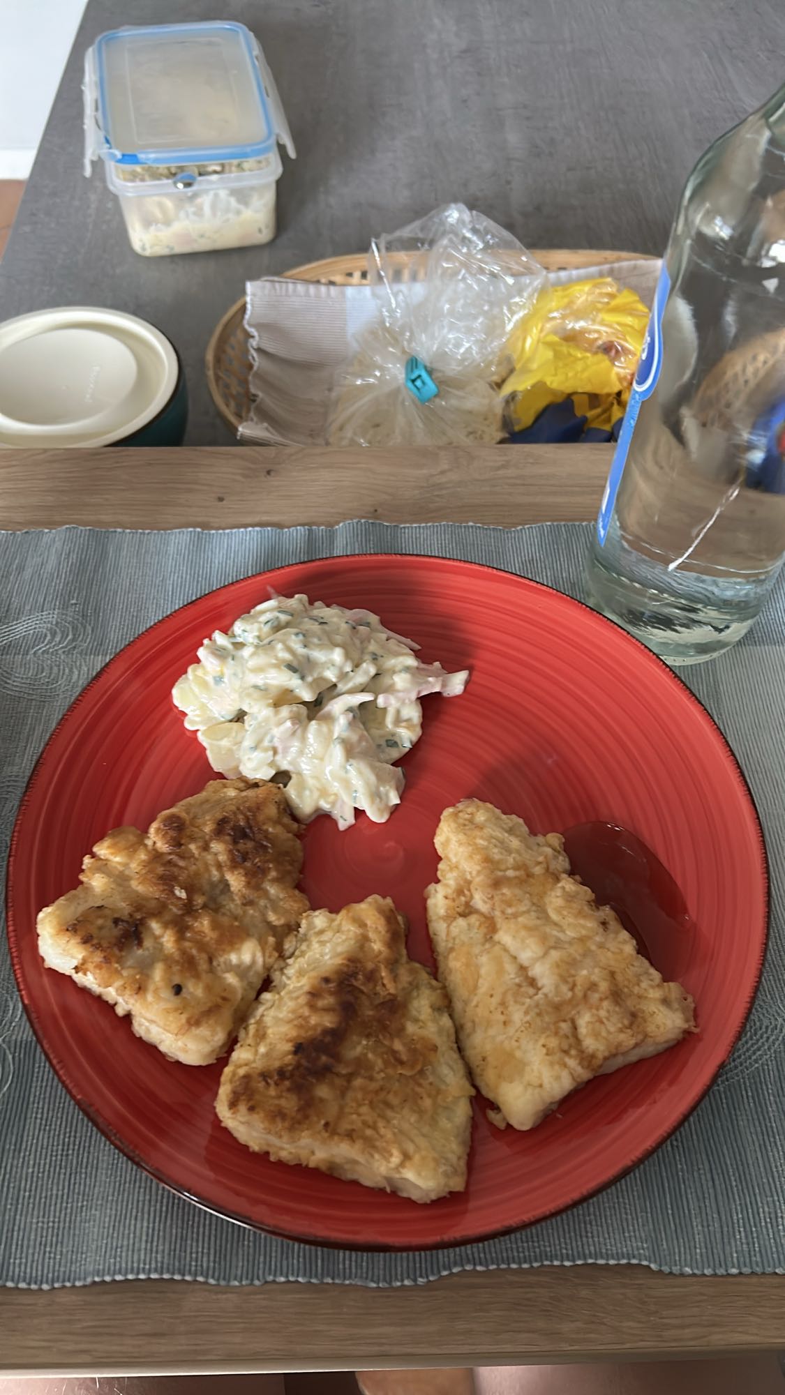 Gebratener Fisch mit Salat