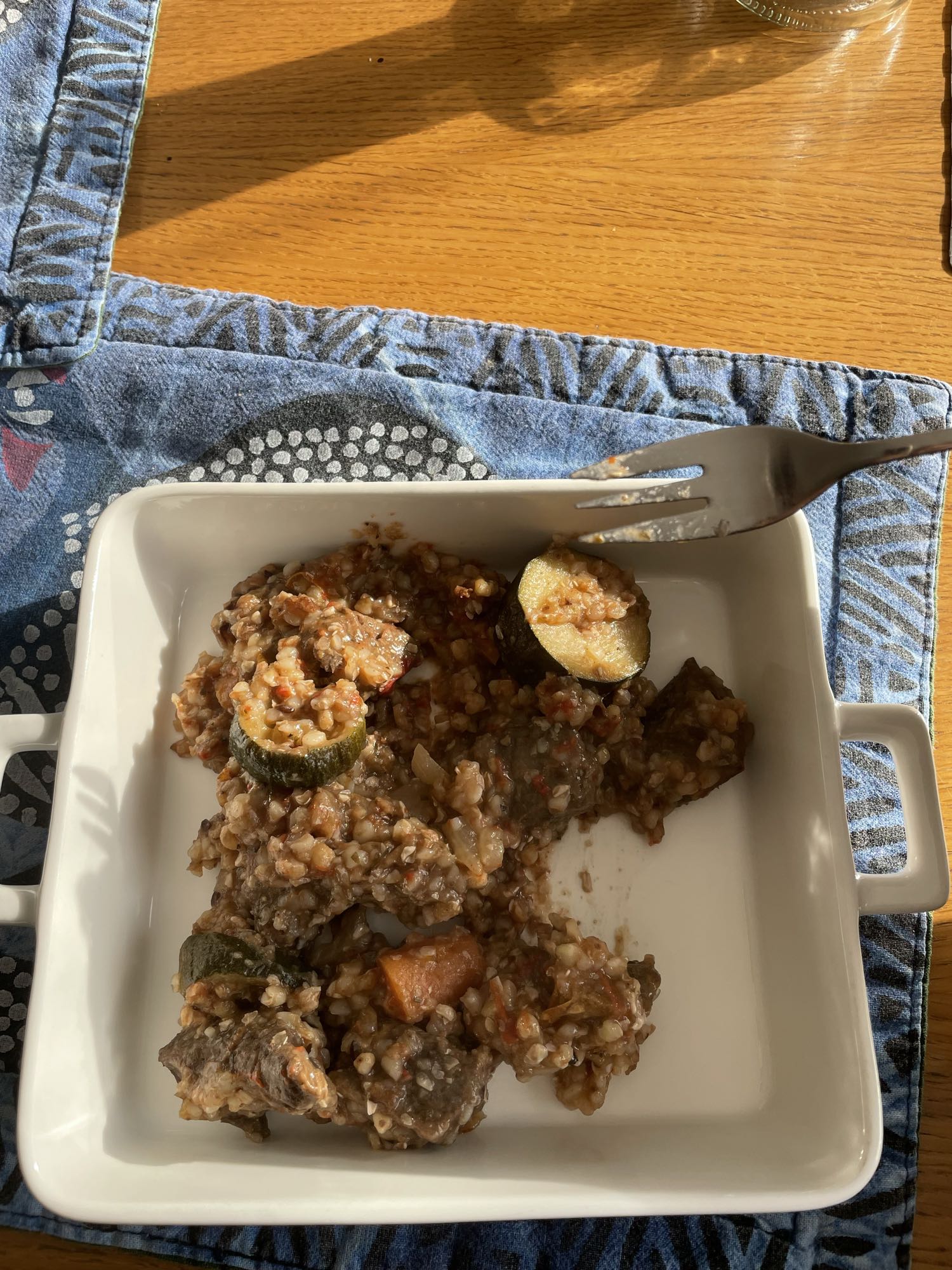 Gulasz z kaszą i warzywami