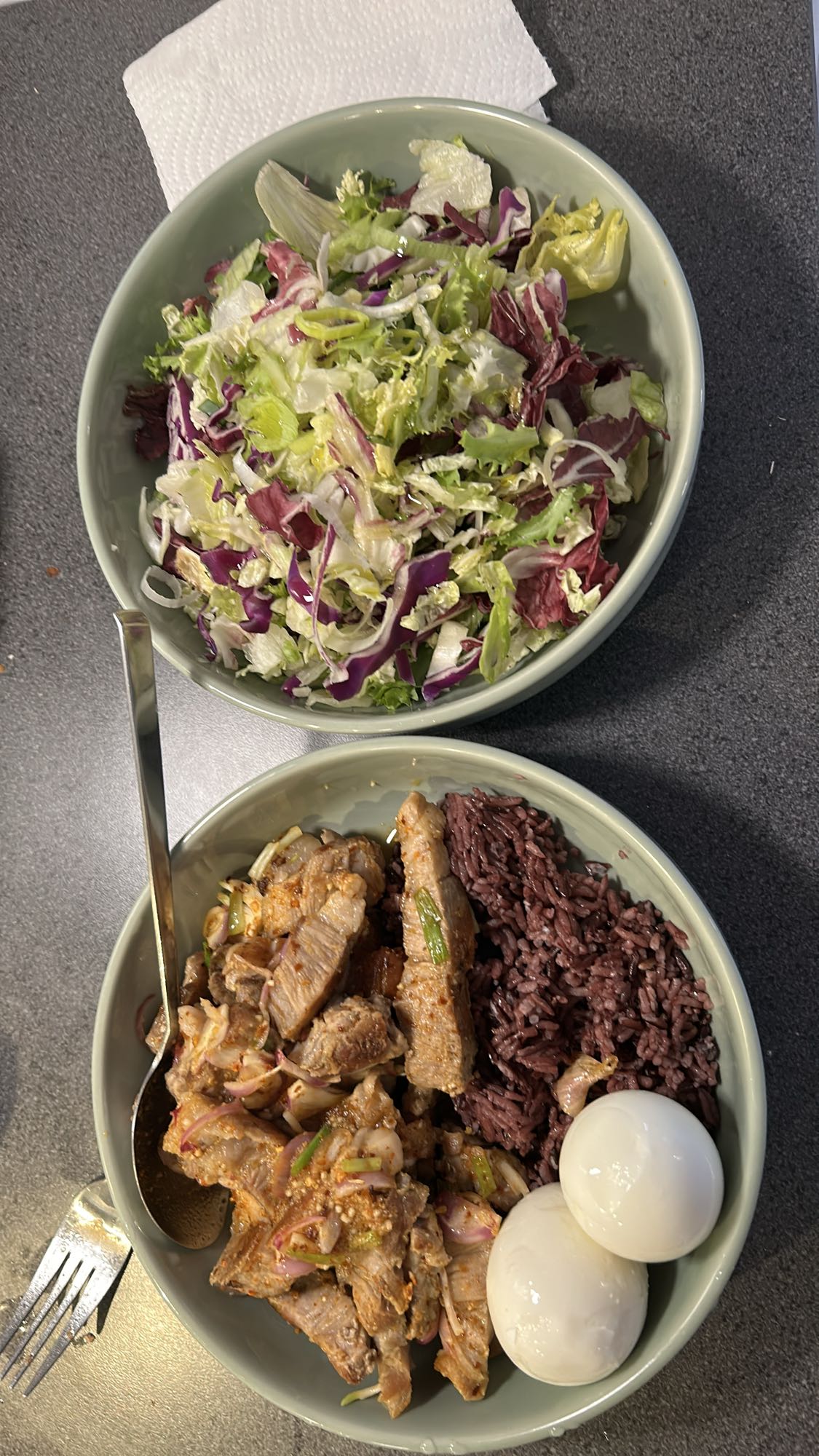 Salat, svinekjøtt, ris og egg