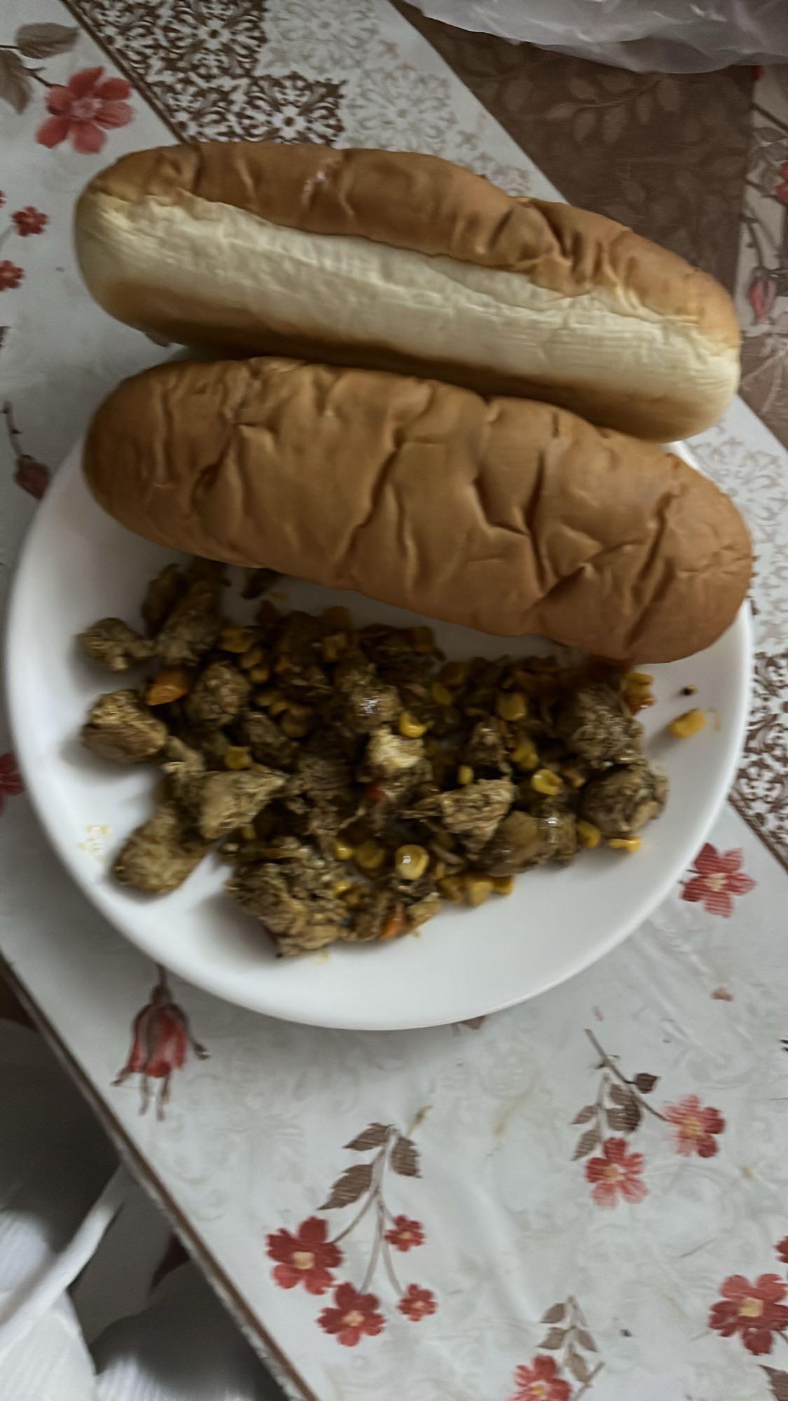 خبز مع دجاج وذرة