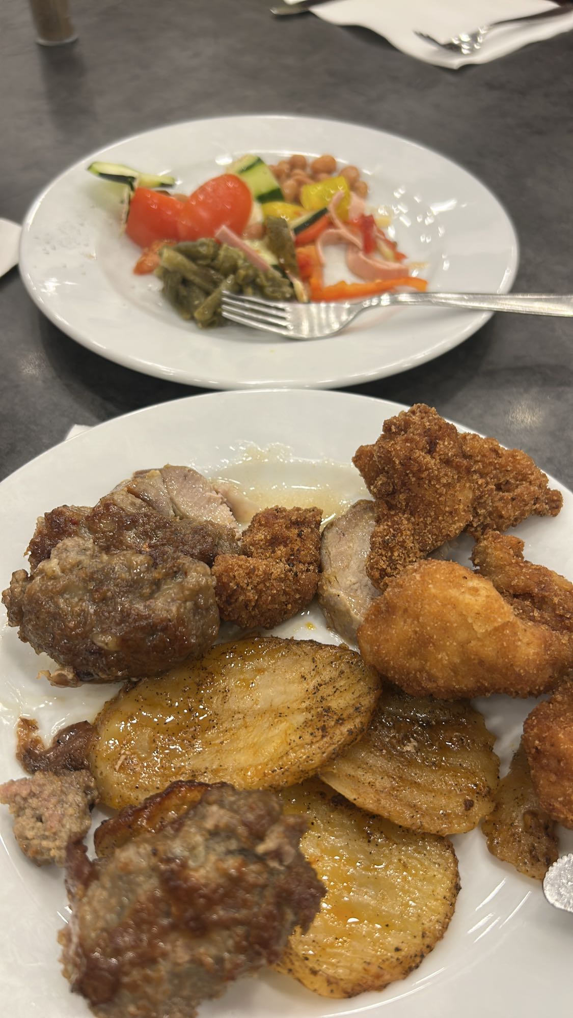 Mięsny obiad z sałatką