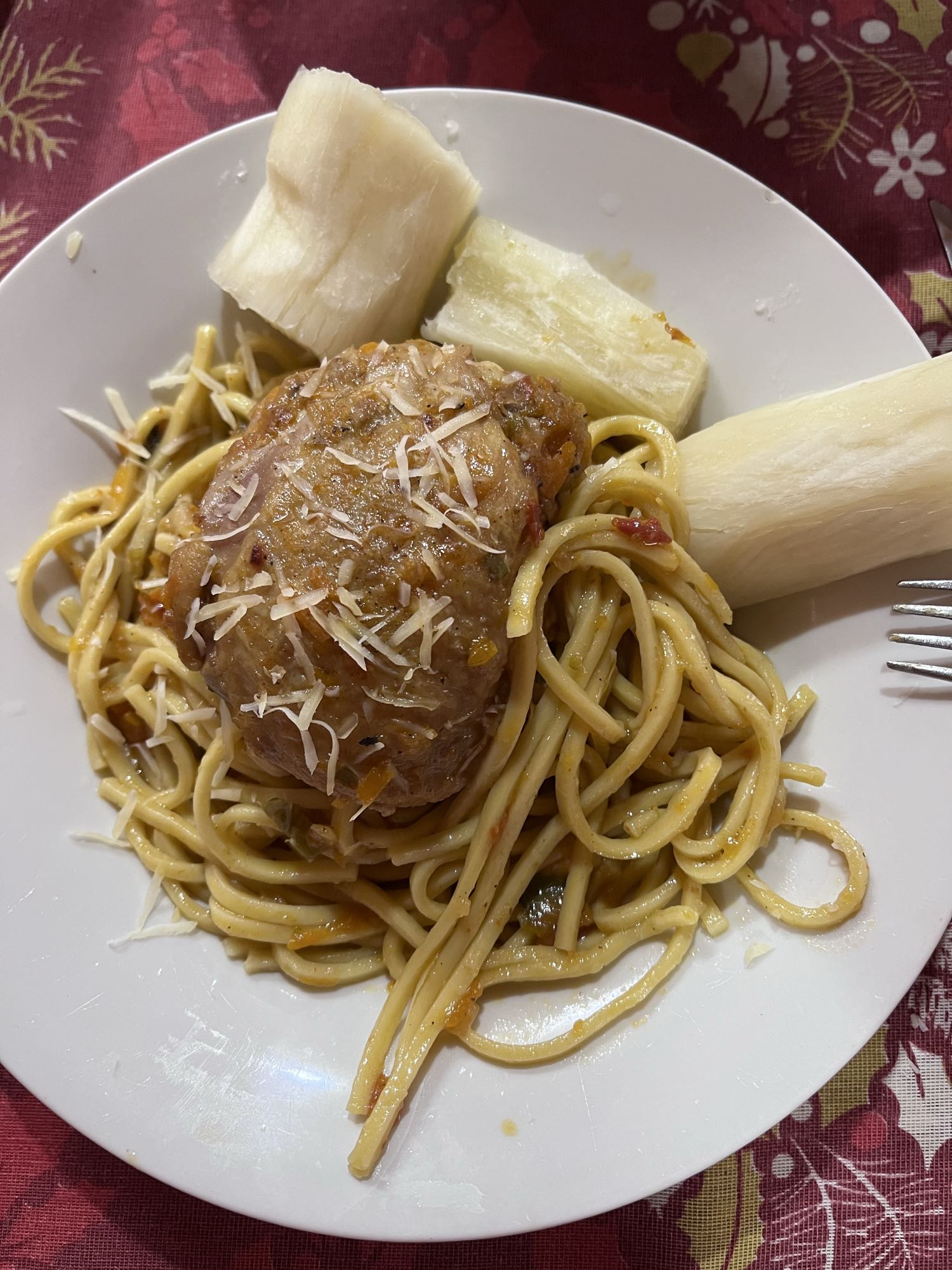 Pollo con espaguetis y yuca